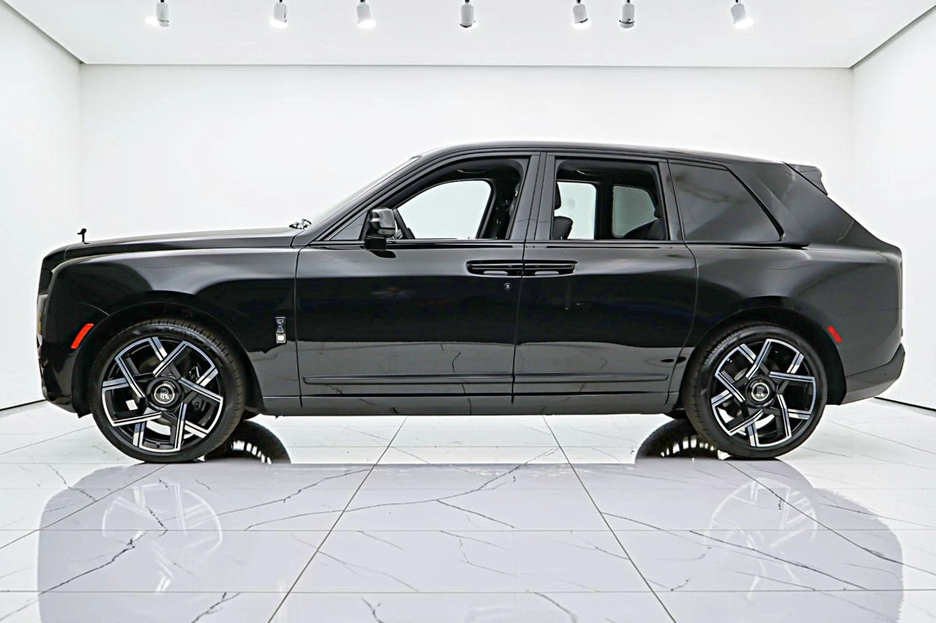 mph003_682816538_New_2027_Rolls_Royce_Black_Badge_Cullinan_bde1fcd79e