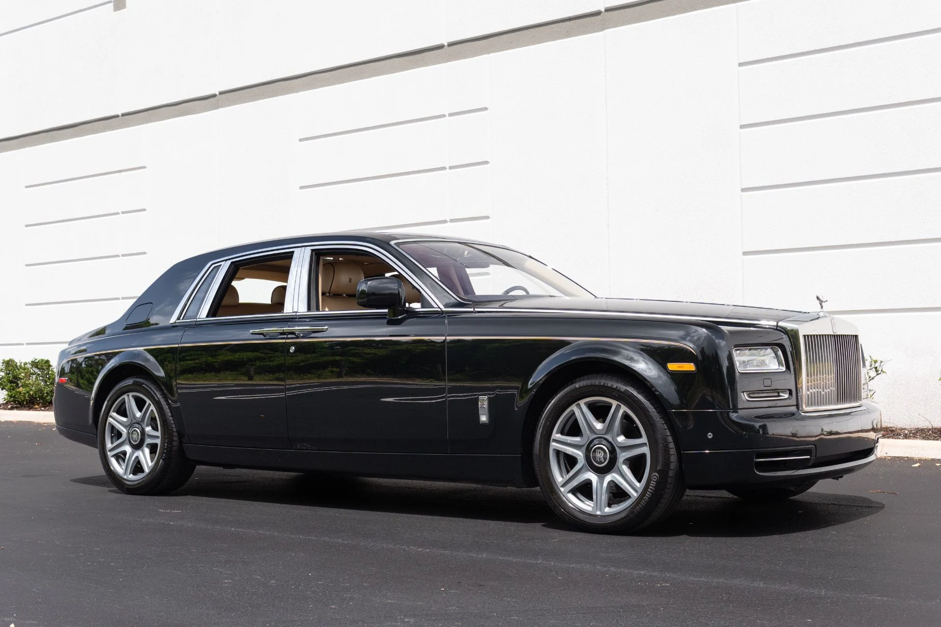 mph003_70002036_Used_2015_Rolls_Royce_Phantom_1779983365_4aeb92a99f