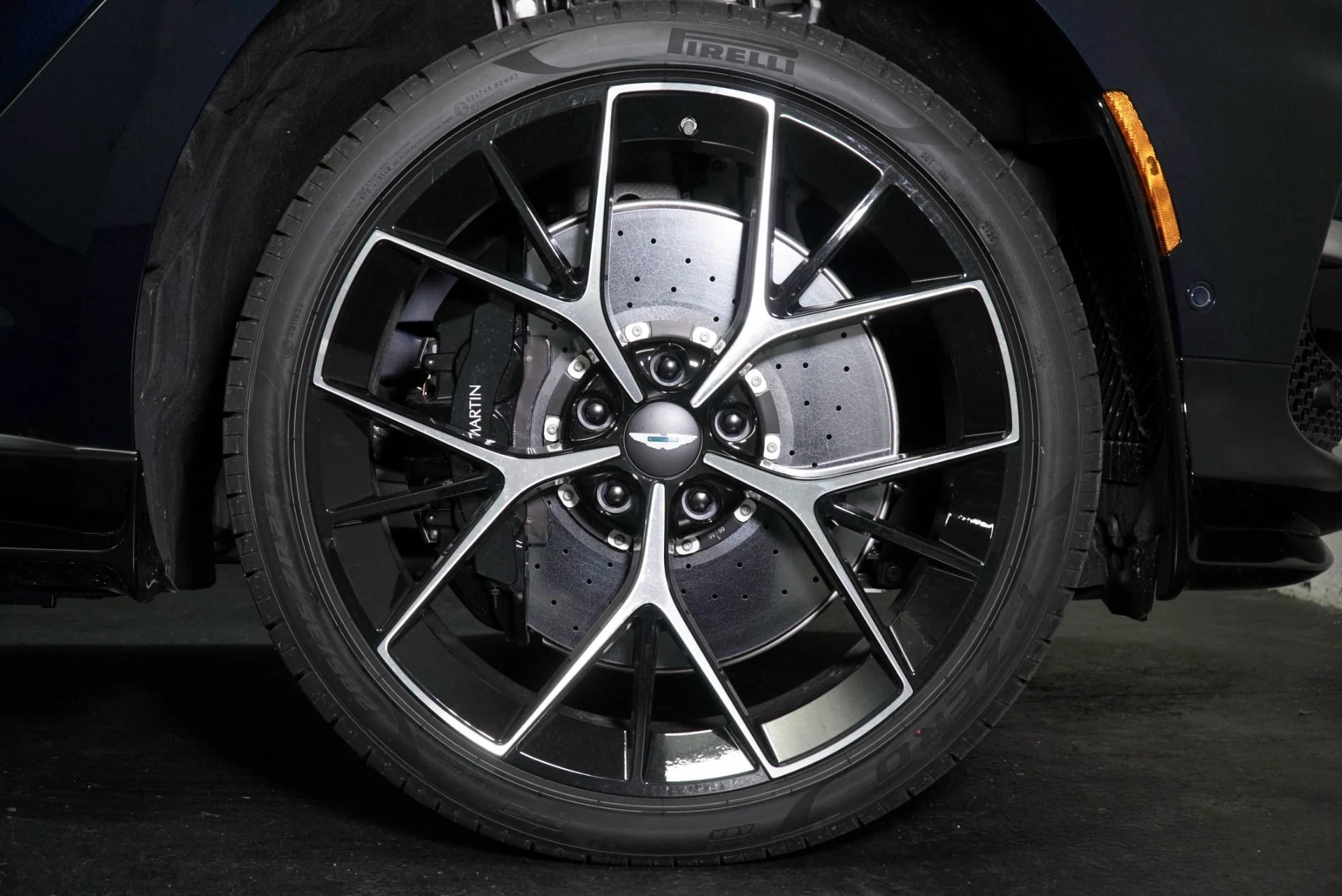 mph003_754627502_New_2026_Aston_Martin_DBX_707_1769300415_1eb489fa6d