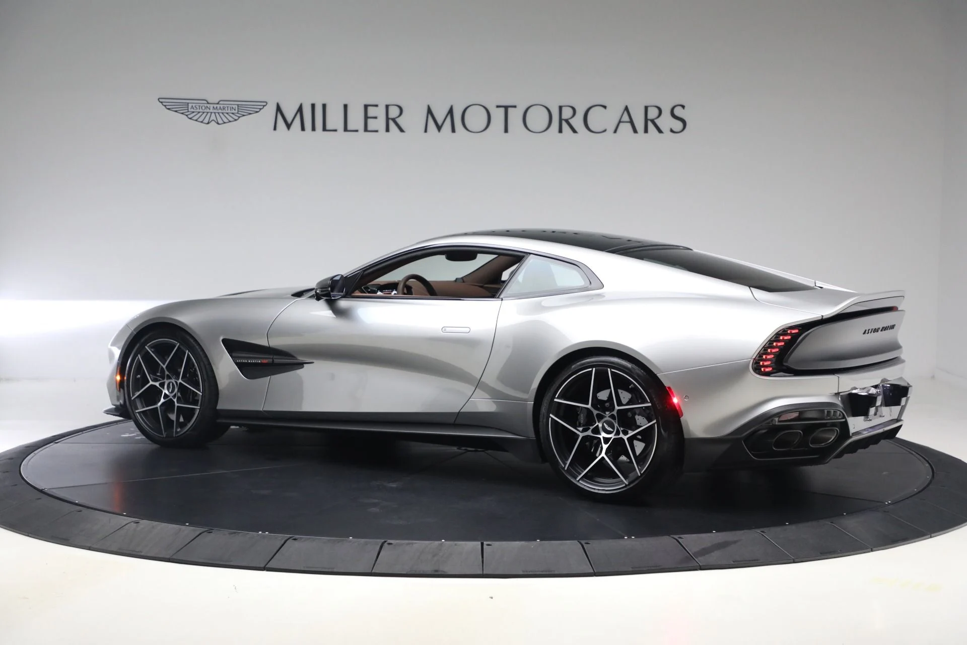 mph003_8372020_Used_2025_Aston_Martin_Vanquish_1791232652_fb70c714f4