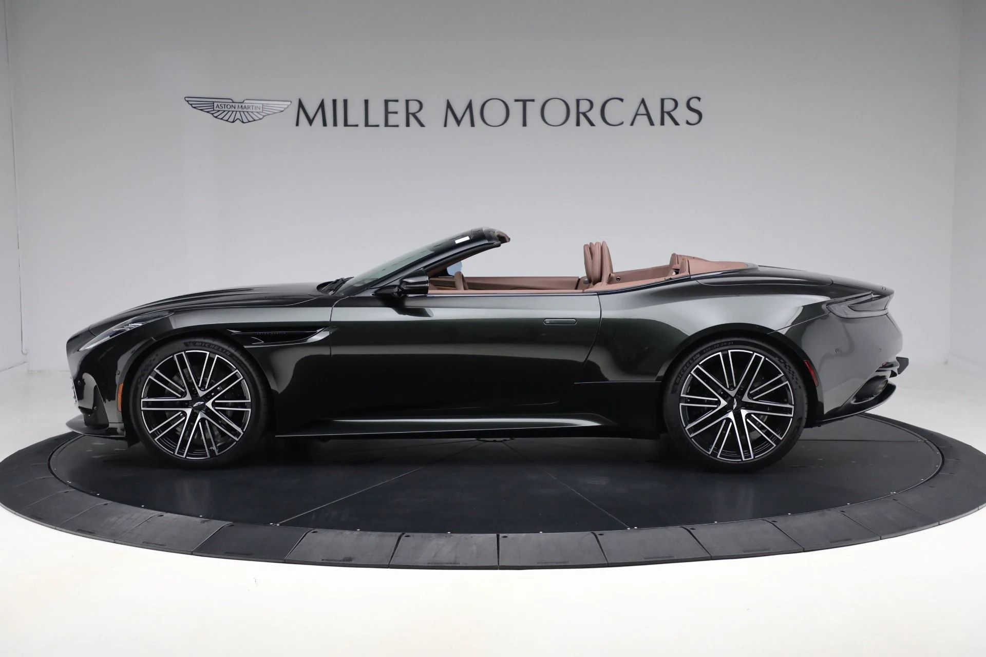 mph003_853530983_Used_2024_Aston_Martin_DB_12_Volante_c8f696d864