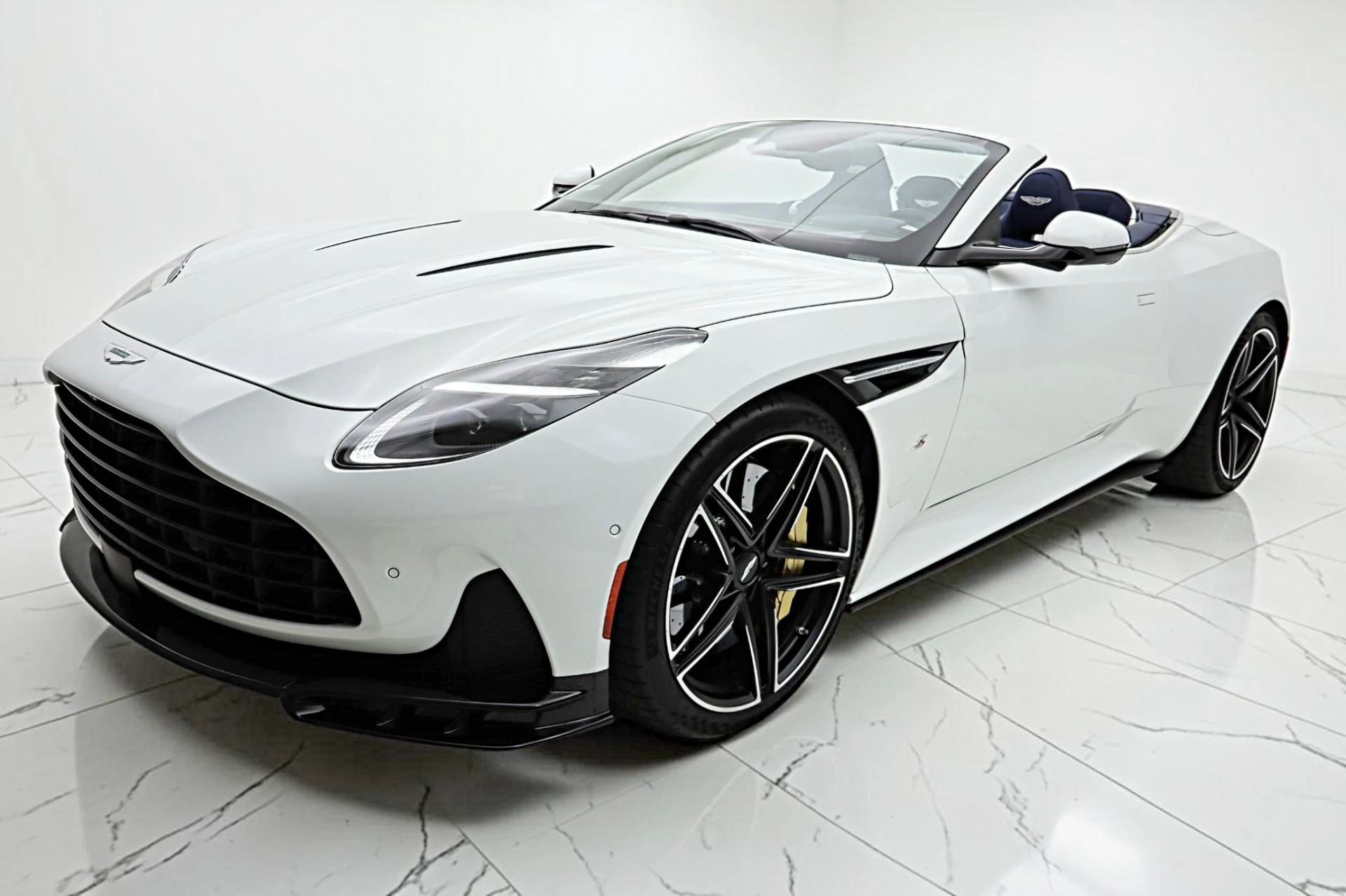 mph003_899745601_New_2026_Aston_Martin_DB_12_S_Volante_c2c97f07c1