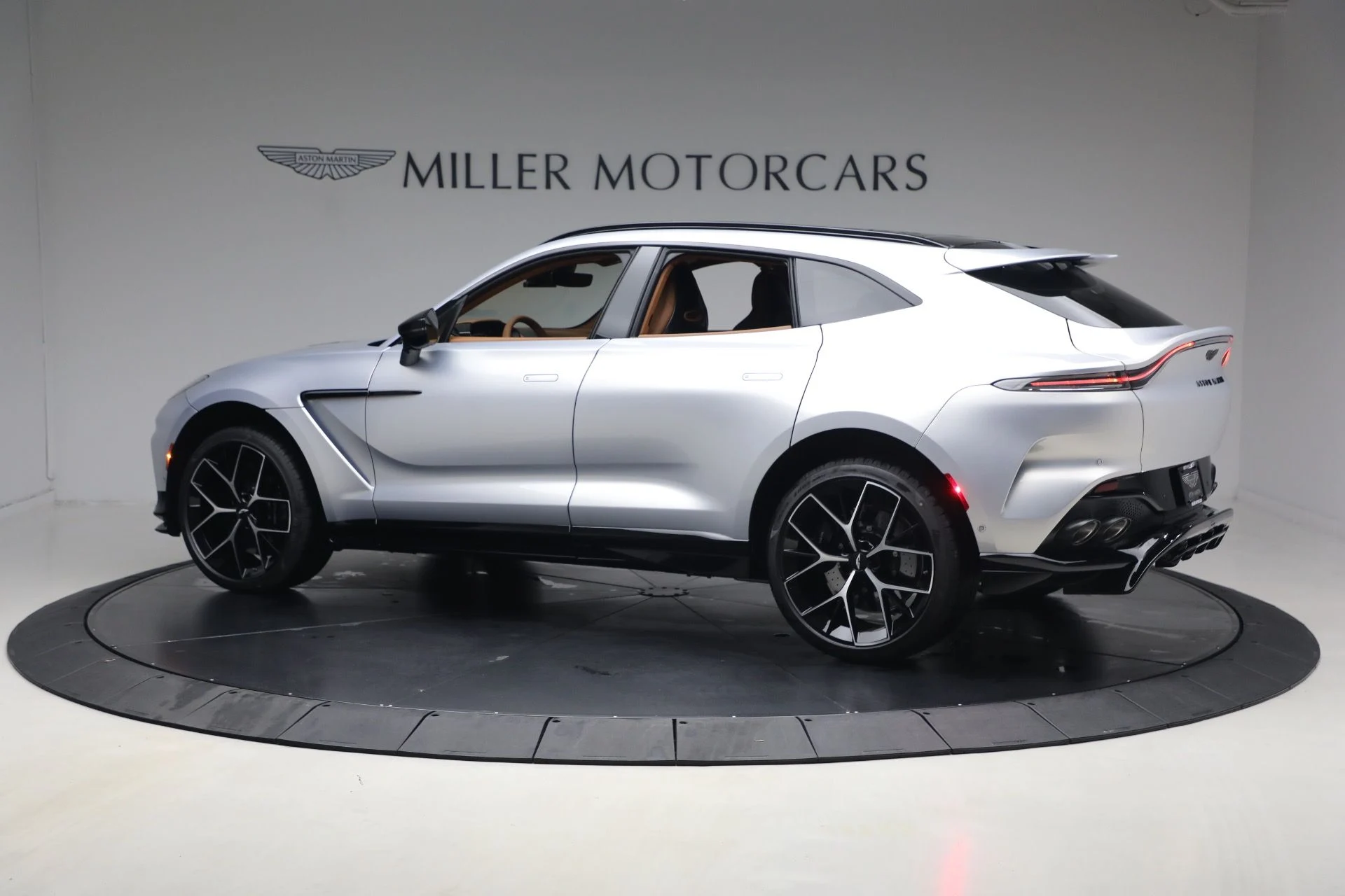 mph003_929693254_New_2026_Aston_Martin_DBX_707_1767986551_4ed1ad8e25