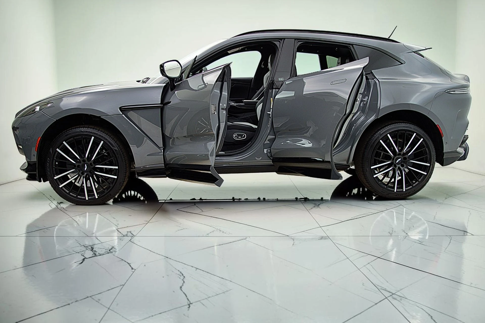 mph003_950656119_Used_2023_Aston_Martin_DBX_707_1f12abeb51