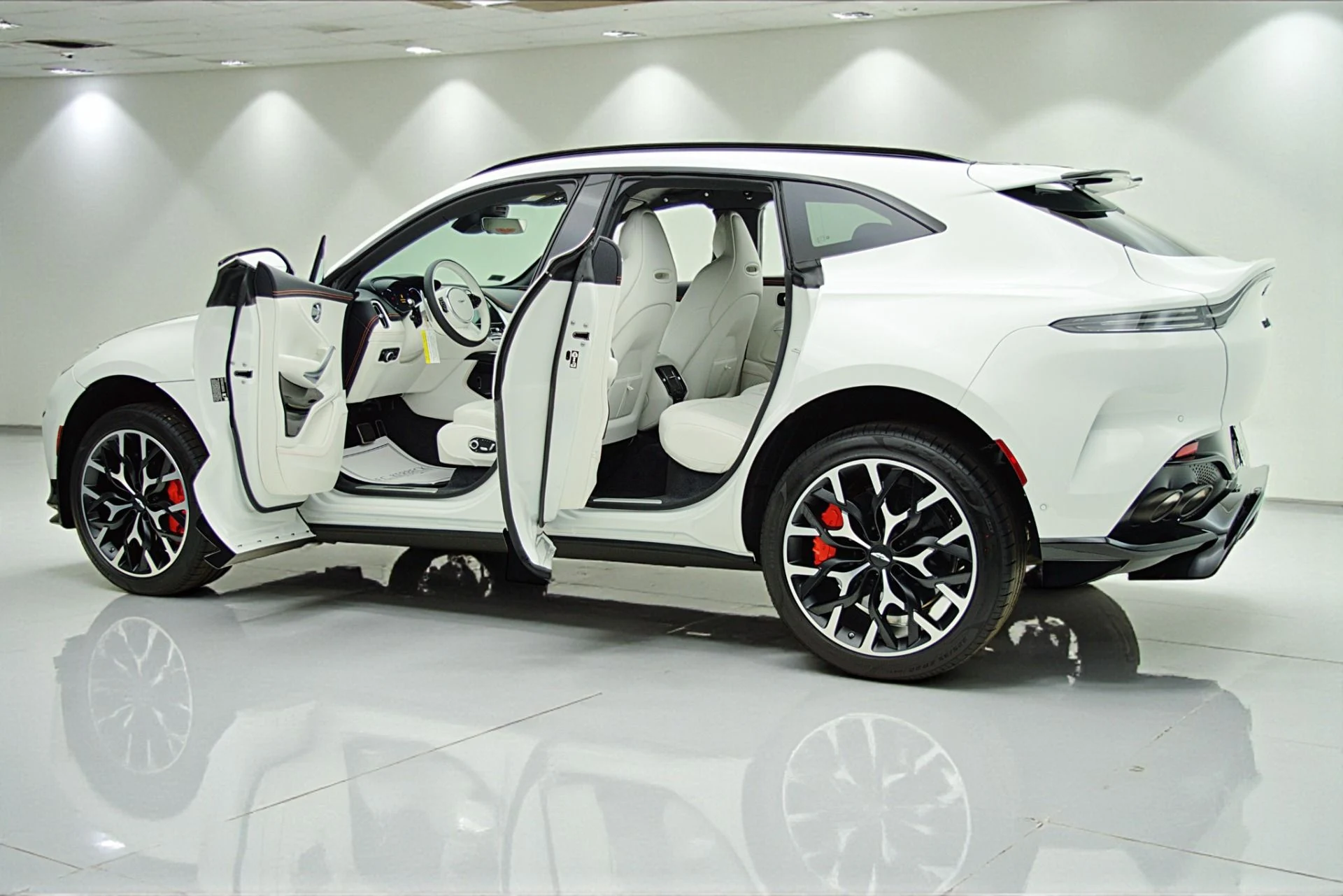 mph003_977107213_Used_2023_Aston_Martin_DBX_707_7124f37e6d