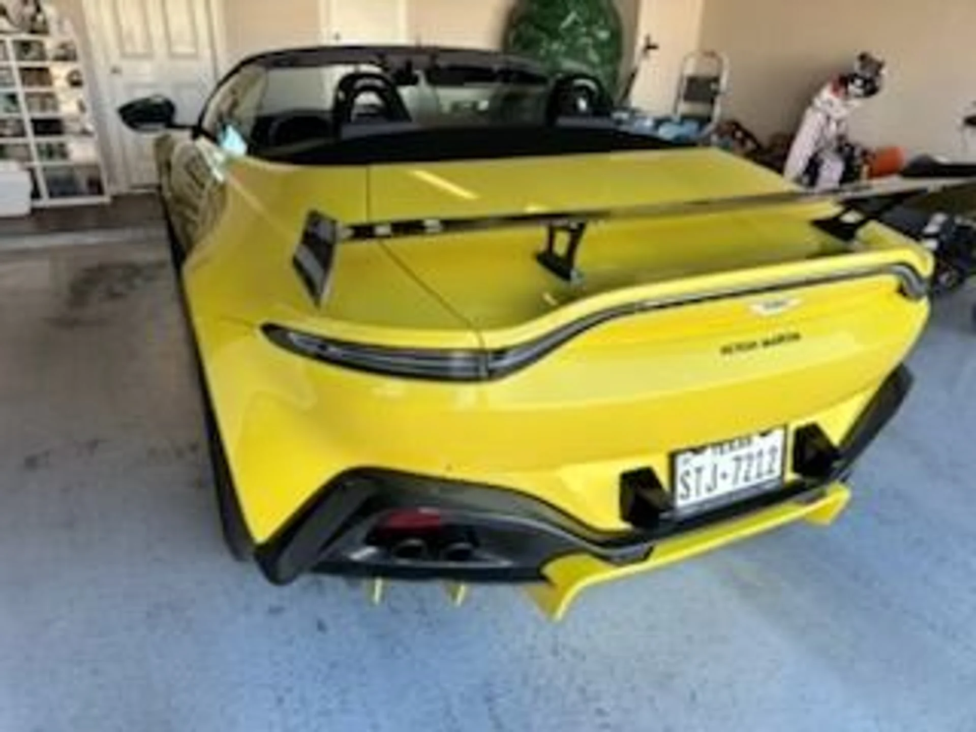 mph003_988463970_Used_2021_Aston_Martin_Vantage_1759360306_13c65aa8c5