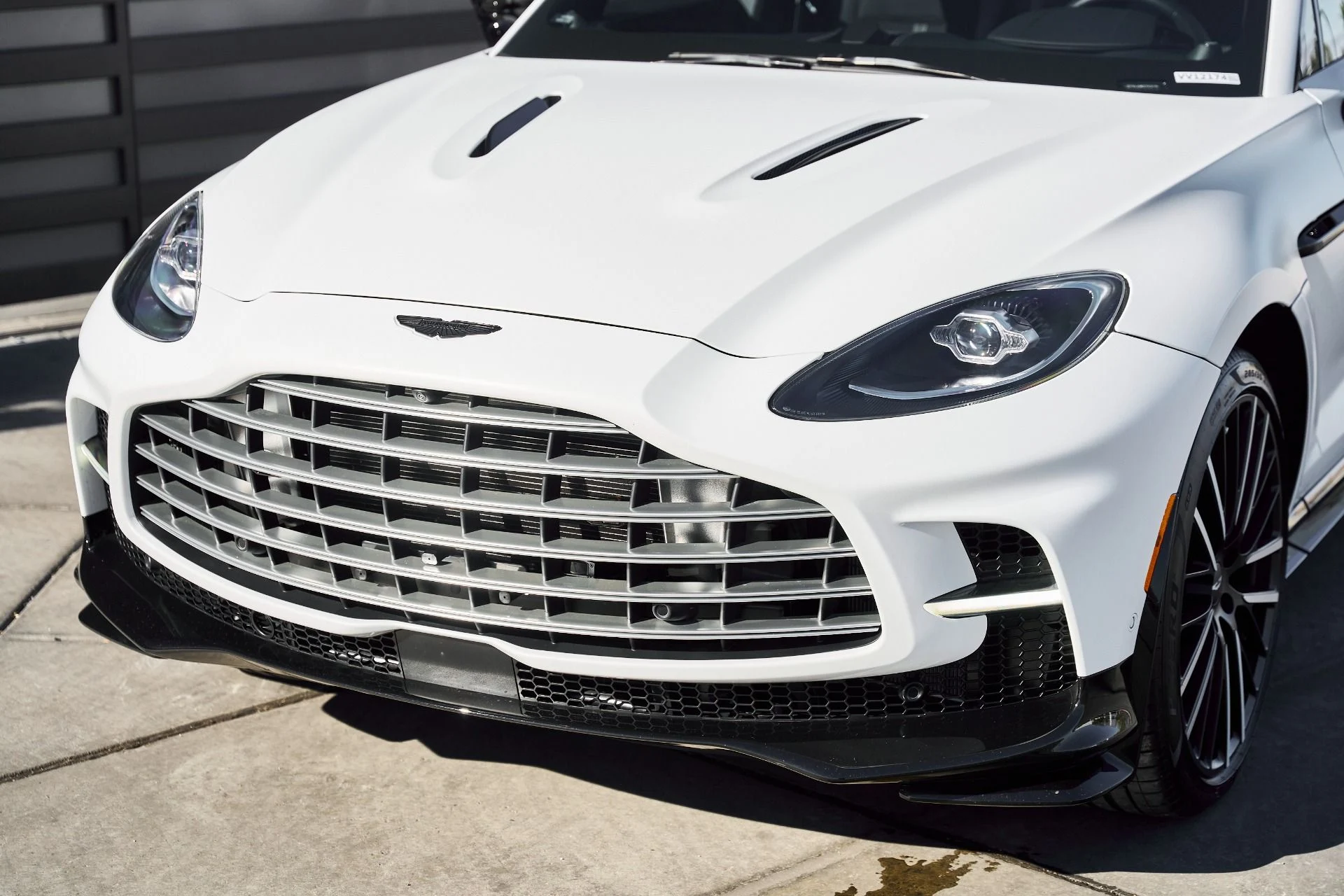 mph004_1002718384_Used_2025_Aston_Martin_DBX_707_1767063137_a4f6994db3