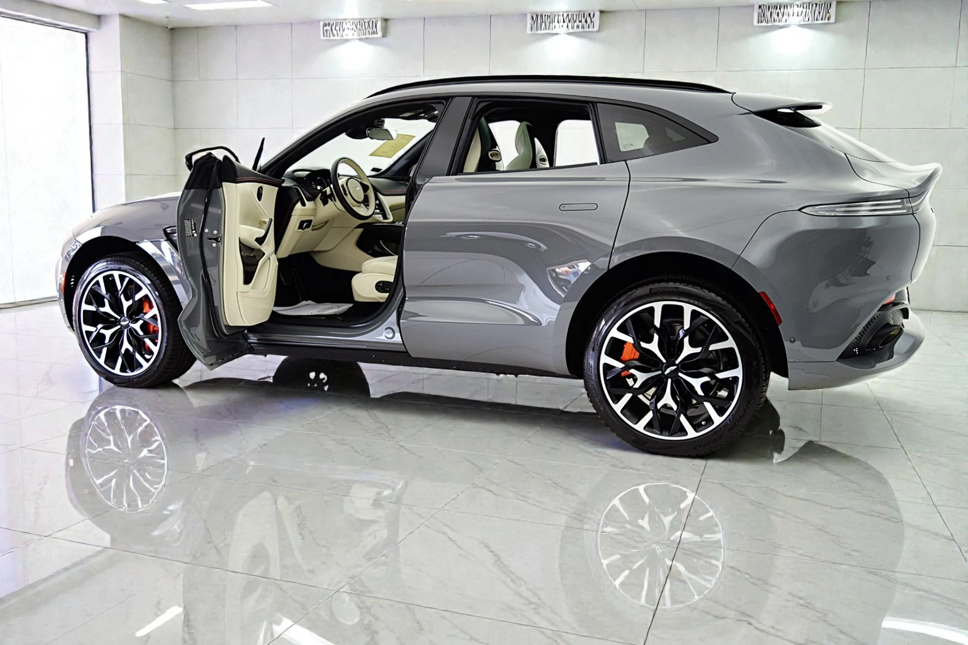 mph004_1041714160_Used_2022_Aston_Martin_DBX_ee48bbaeae