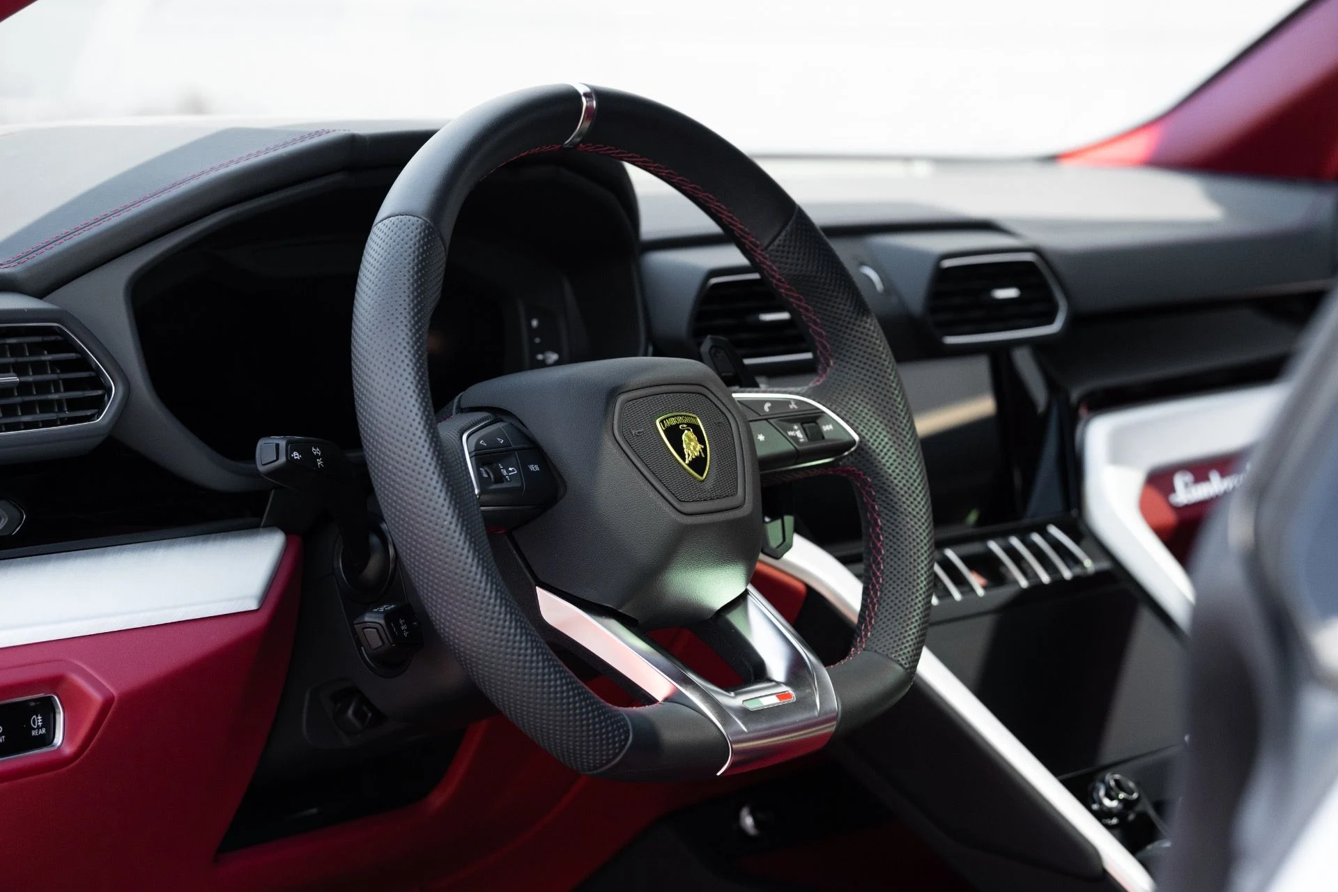 mph004_1067129526_Used_2022_Lamborghini_Urus_1770690392_3352f687b9