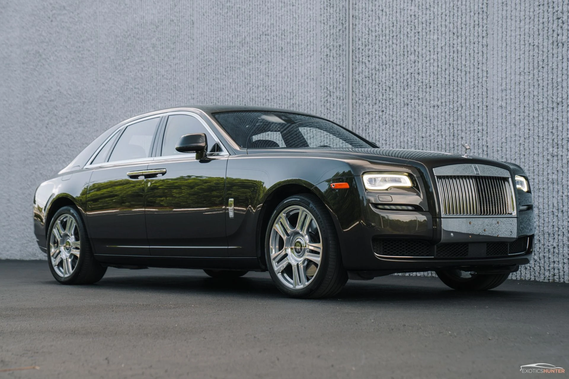 mph004_1090190239_Used_2015_Rolls_Royce_Ghost_w_Rear_Theatre_Picnic_Tables_1754343563_a7b9f14d4a
