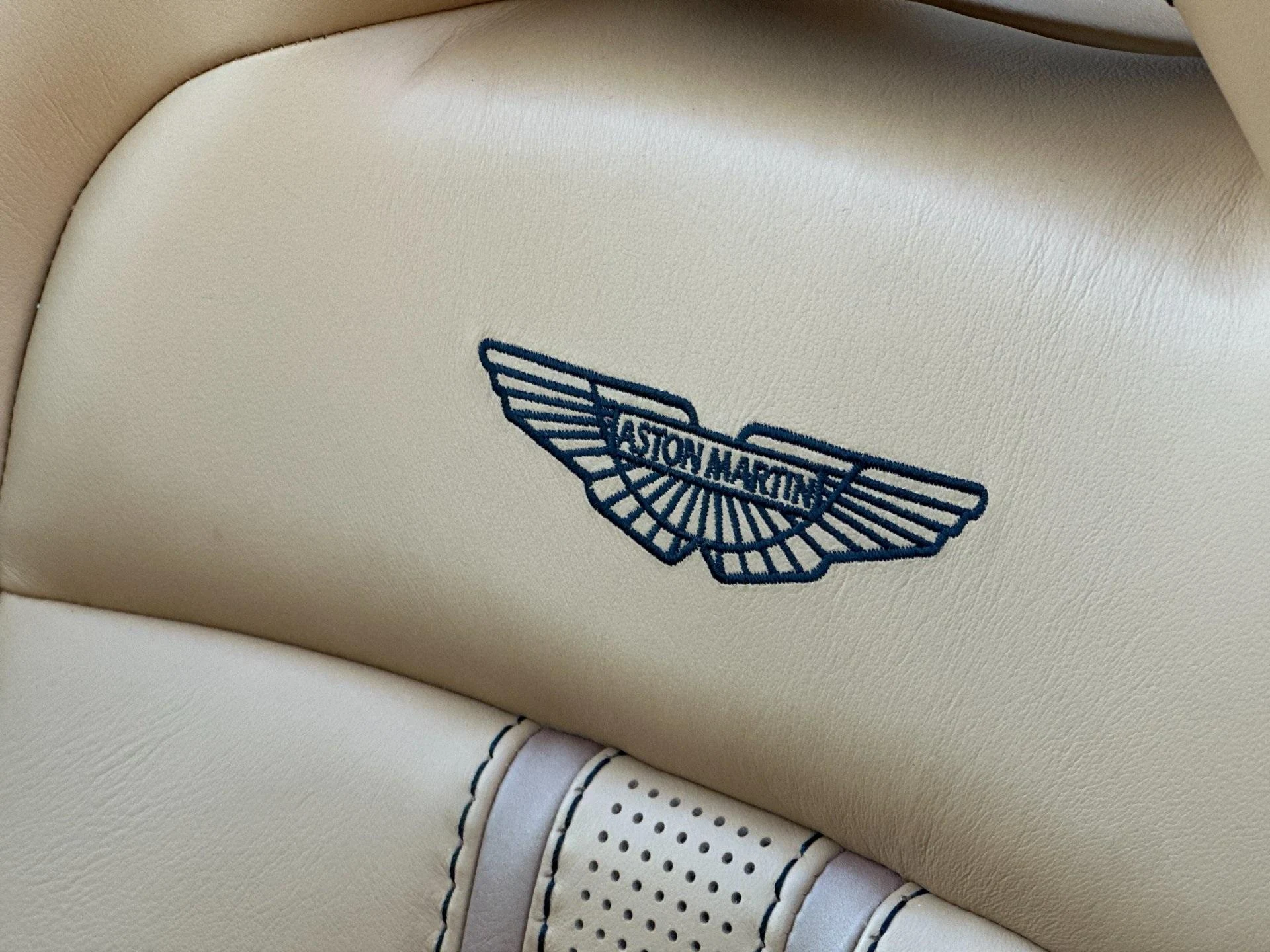 mph004_1094005216_Used_2021_Aston_Martin_Vantage_1764949772_33c3a25e5d