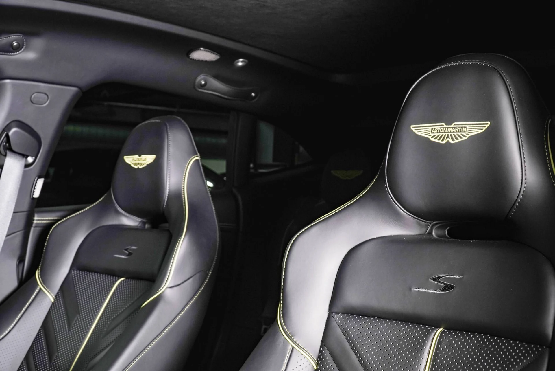 mph004_1102491842_New_2026_Aston_Martin_DBX_S_1790660353_dad0d57117