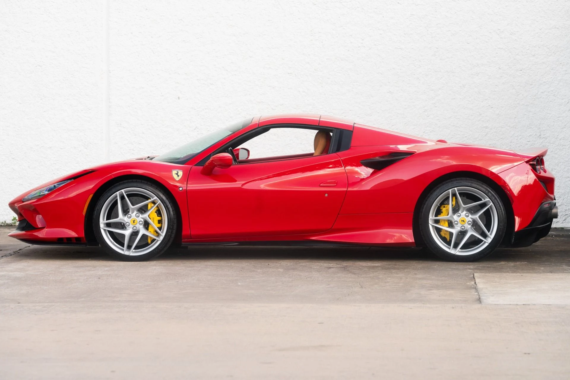 mph004_1106731313_Used_2023_Ferrari_F8_Spider_1759528459_5a412f516f