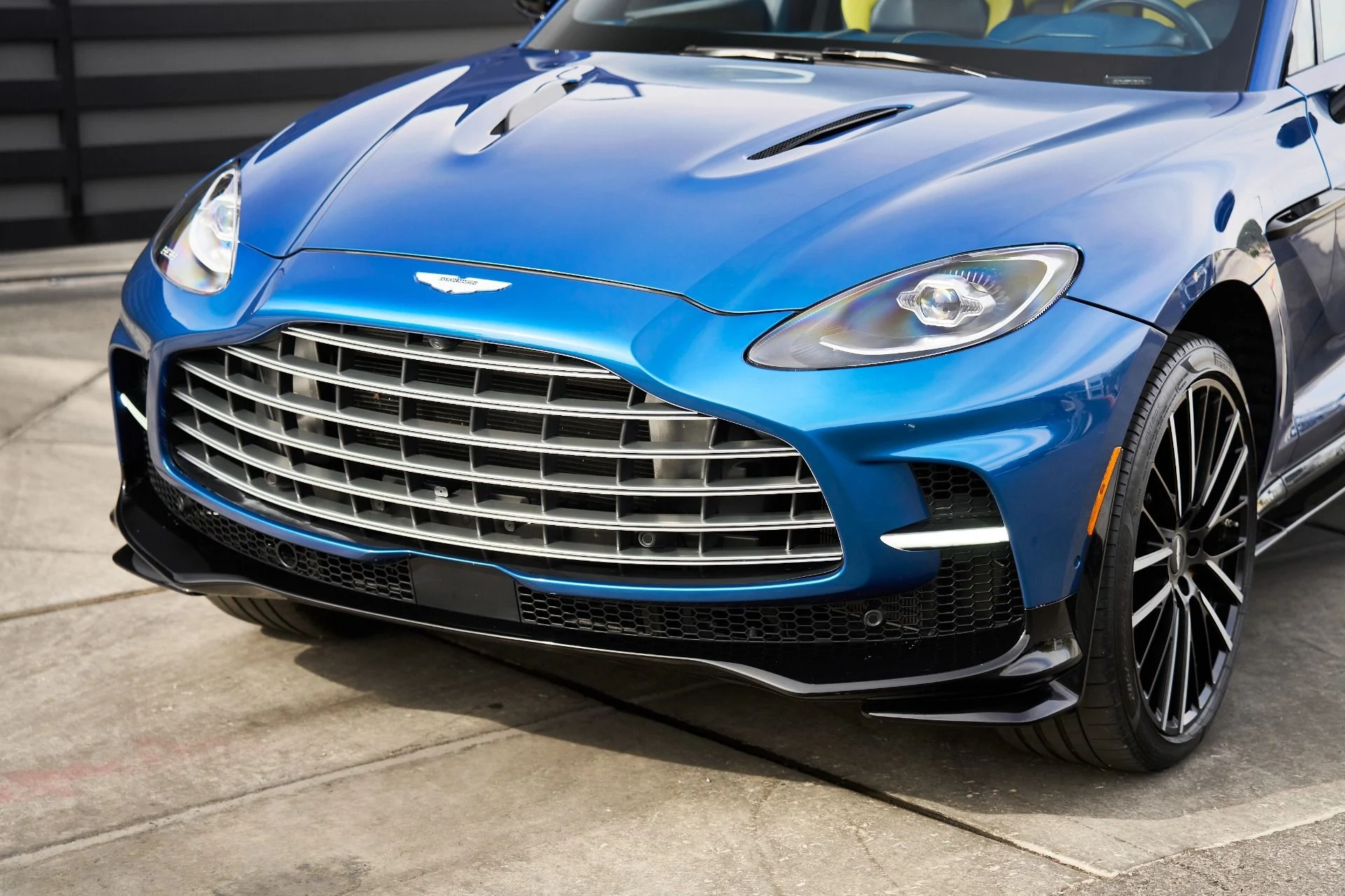 mph004_1118528930_Used_2023_Aston_Martin_DBX_707_1762900302_7278862abd