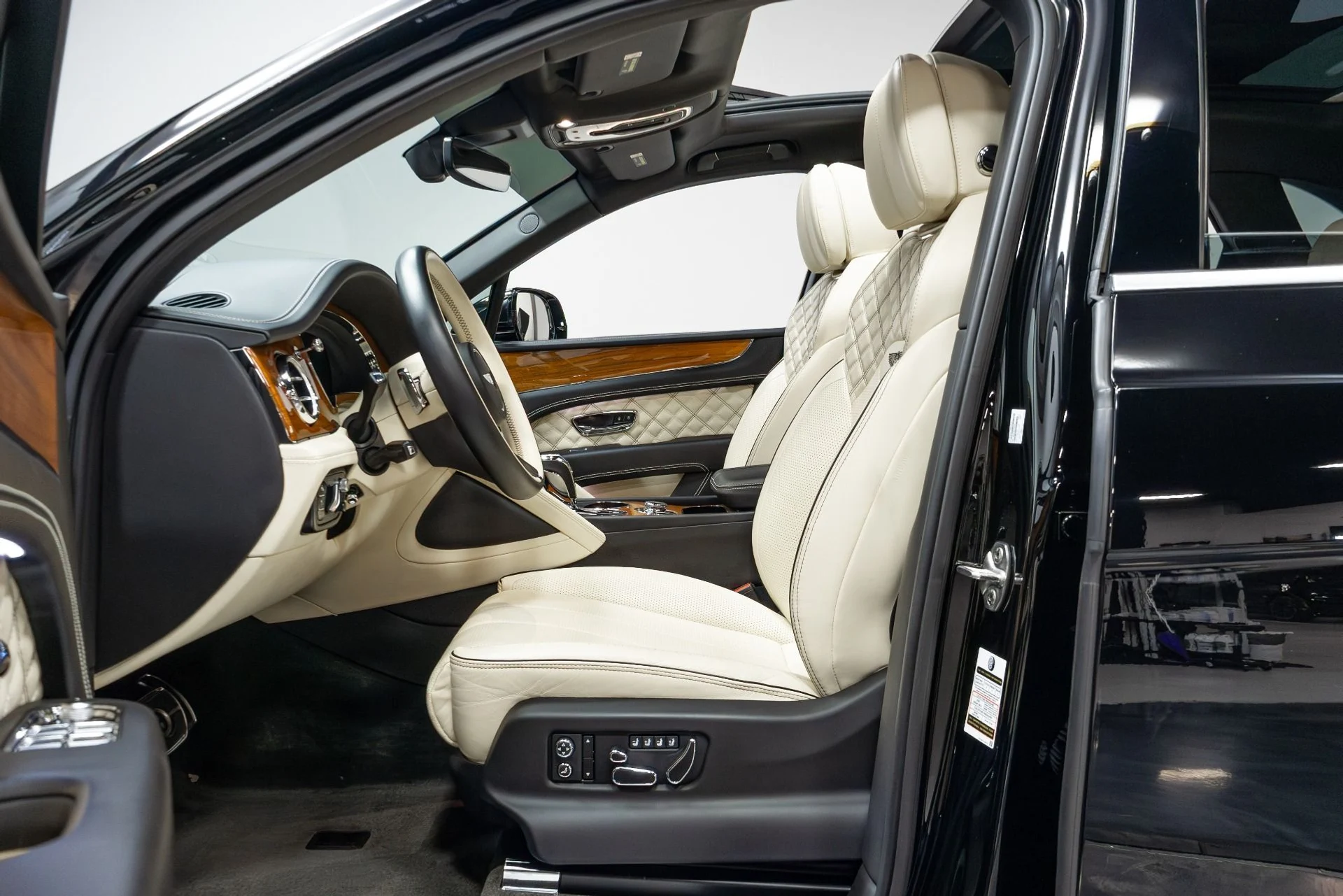 mph004_1126076080_Used_2021_Bentley_Bentayga_V8_First_Edition_1776782316_c959aabdc5