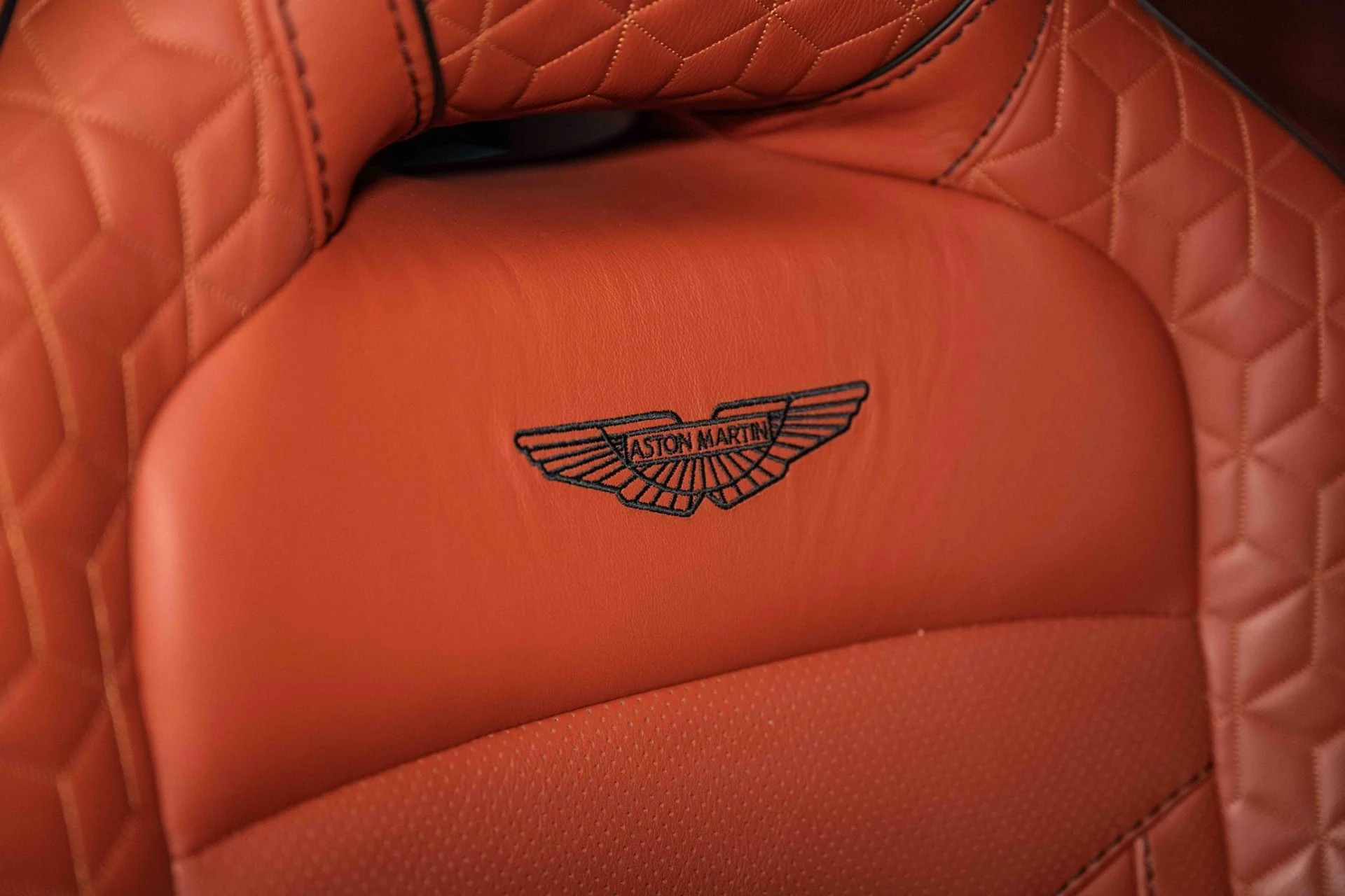 mph004_1128555106_Used_2019_Aston_Martin_DBS_Superleggera_1726670802_7a5da43437