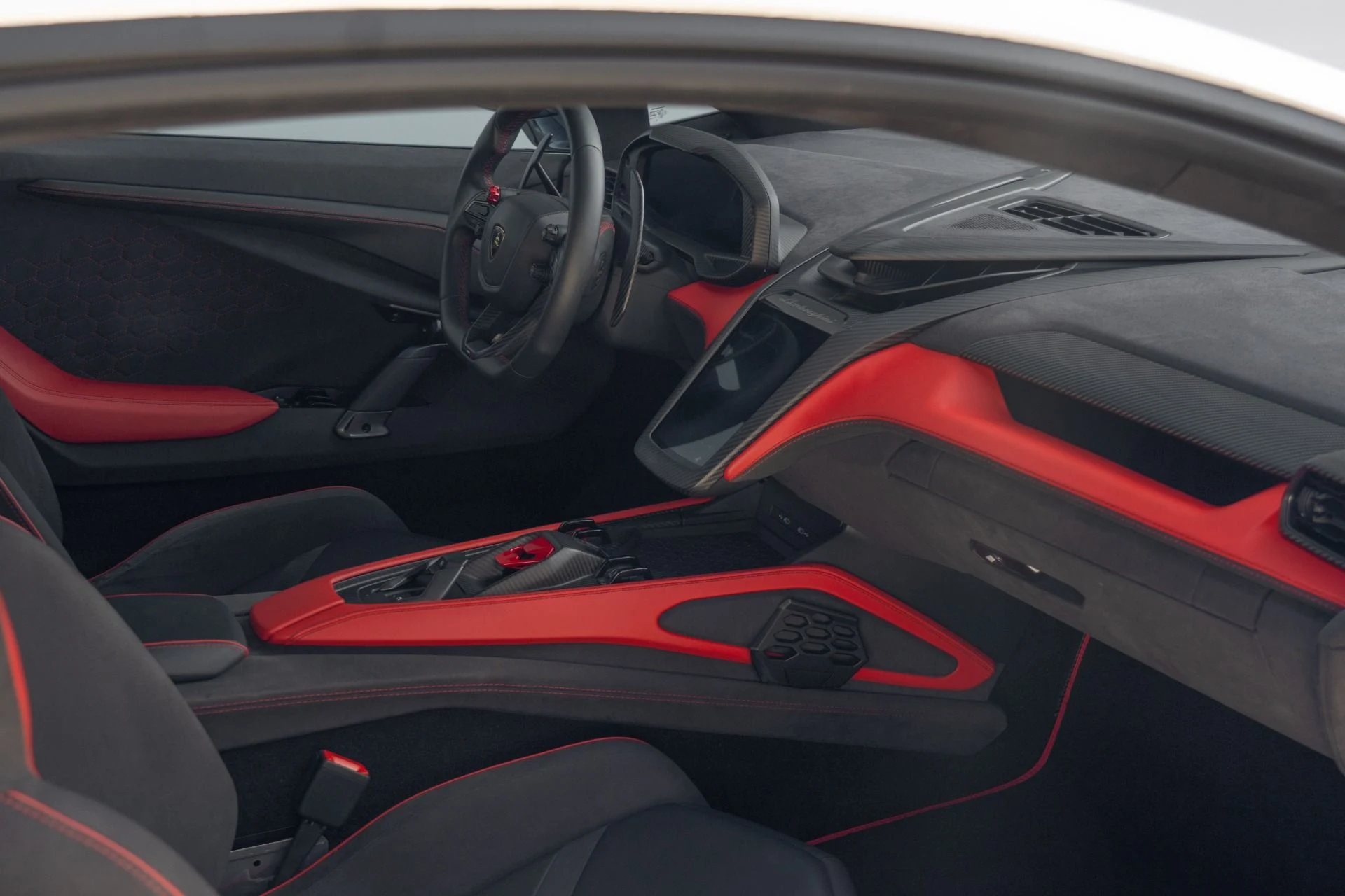 mph004_1135259595_Used_2024_Lamborghini_Revuelto_1759355869_c572951ba4