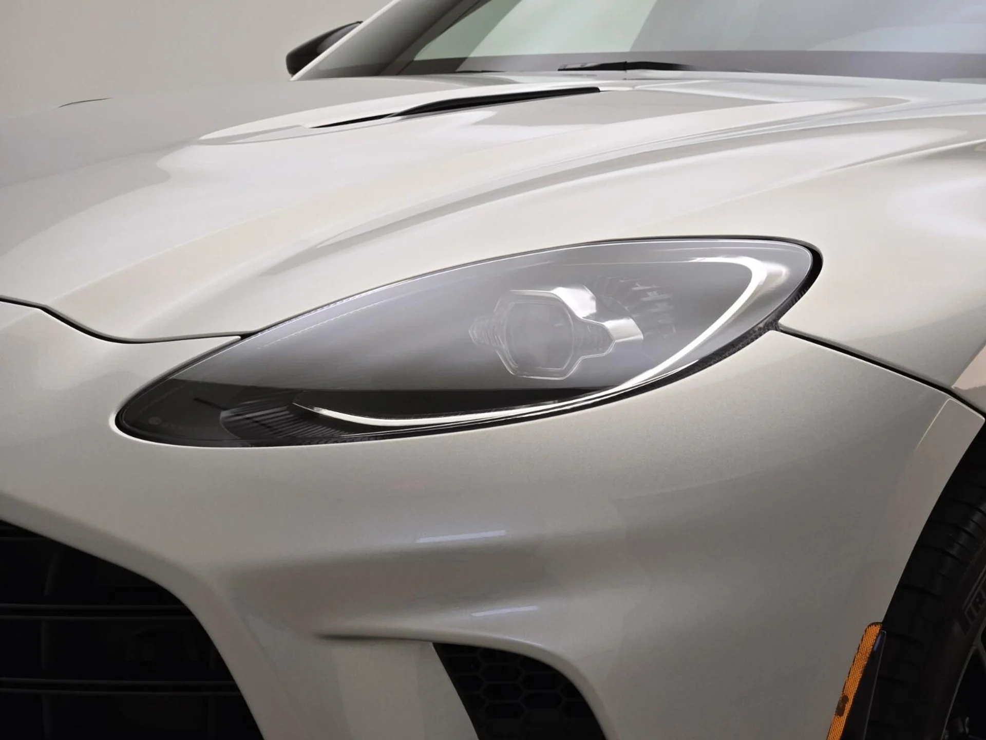 mph004_1136747198_New_2026_Aston_Martin_DBX_707_1781759954_74c9c8ce6c