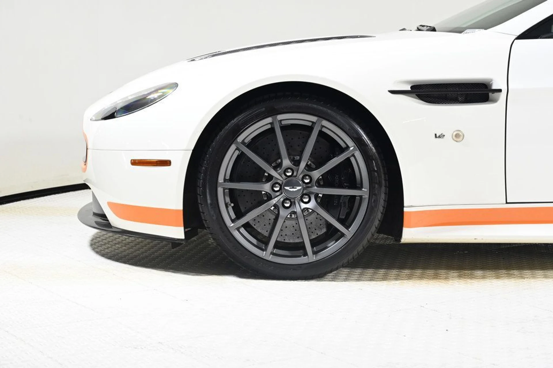 mph004_1176524507_used_2017_aston_martin_v12_vantage_s_11350_22970914_4_1024_1e39fc7f97