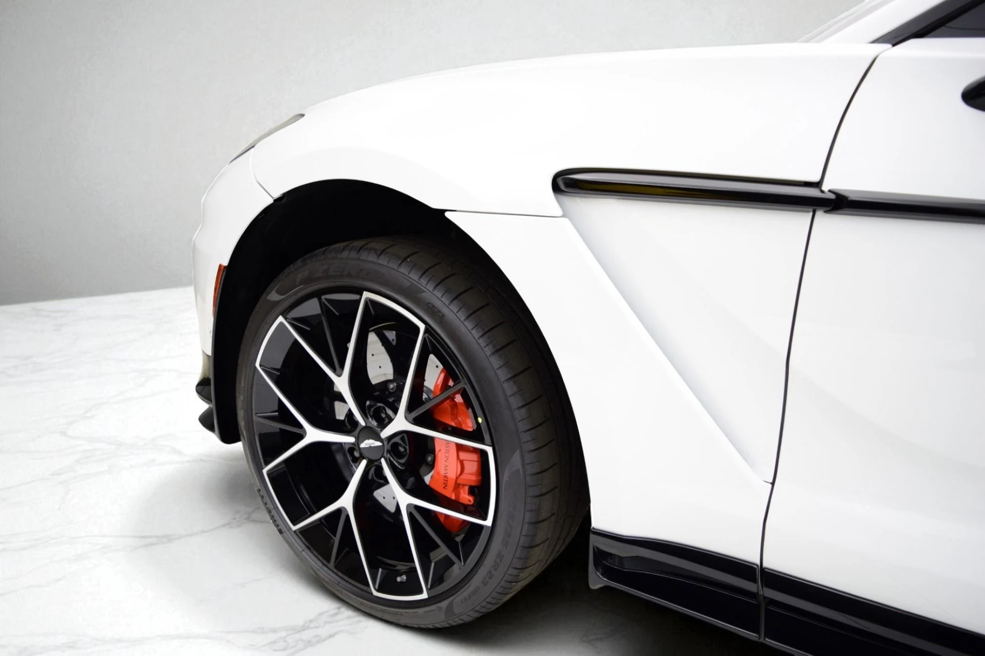 mph004_1195696169_New_2025_Aston_Martin_DBX_707_835b7bd682