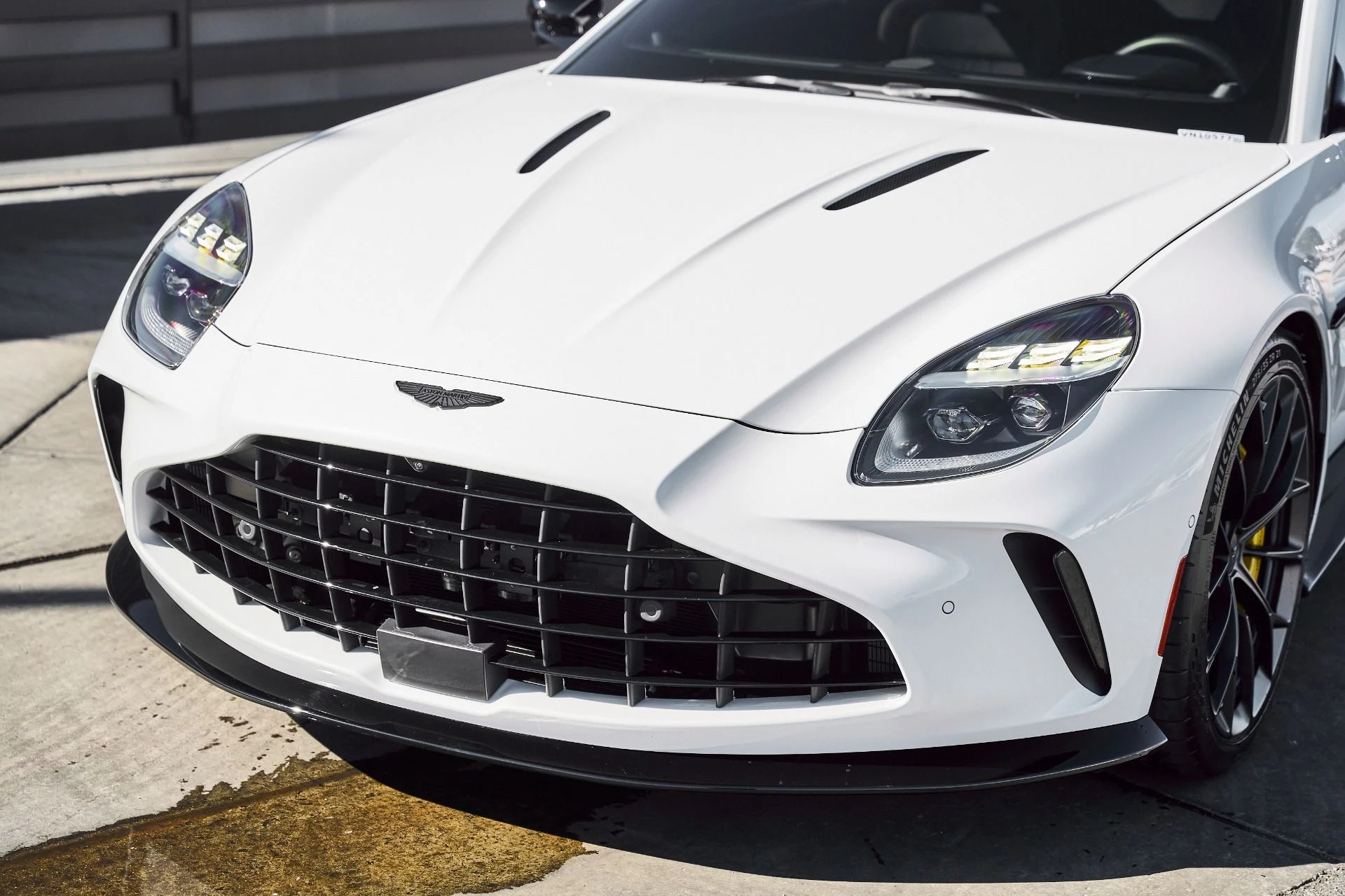 mph004_1201401215_Used_2025_Aston_Martin_Vantage_Base_1771099438_01c9a372ea