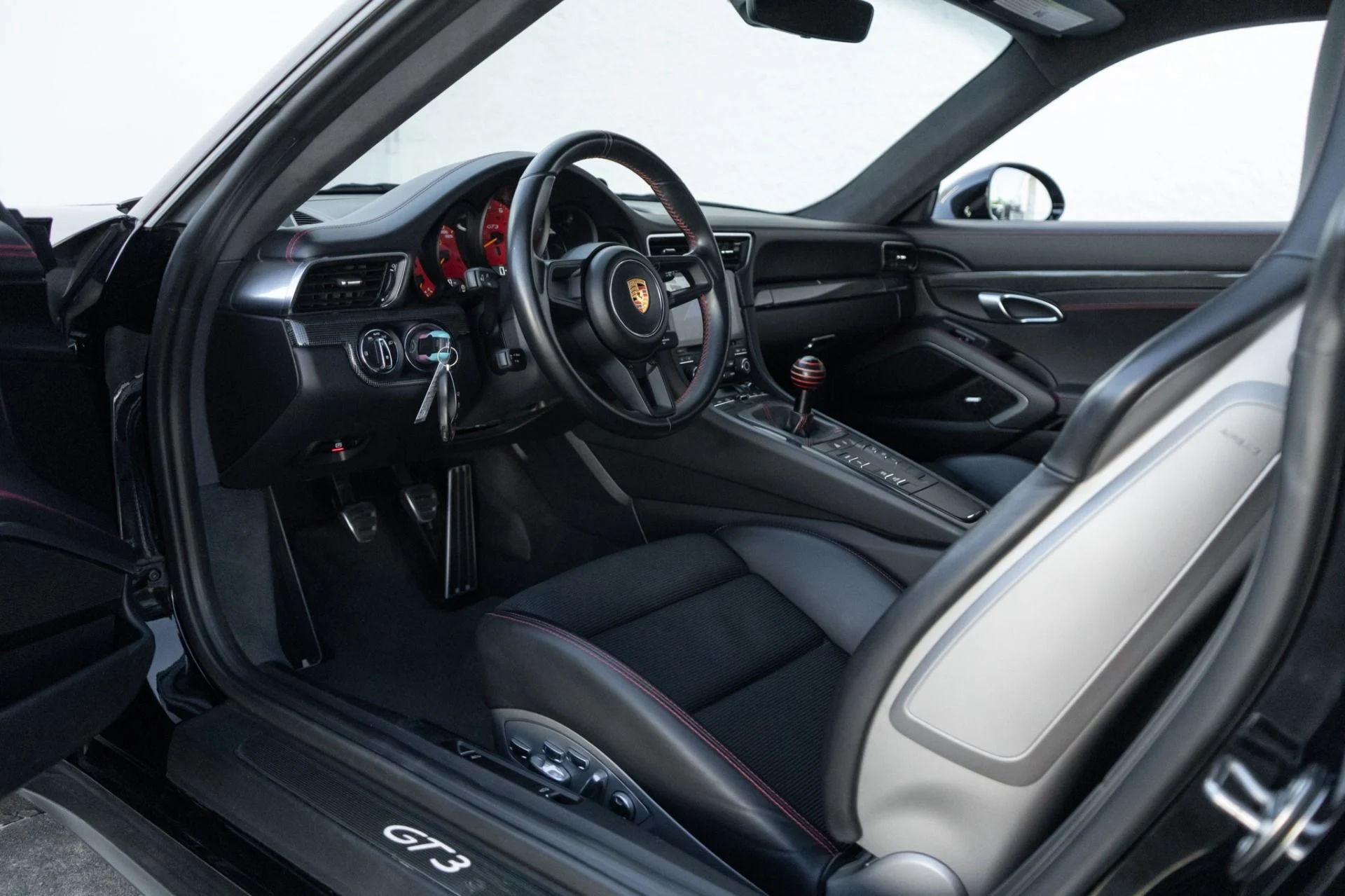 mph004_1205259911_Used_2018_Porsche_911_GT_3_Touring_1787008585_7c02081e7c