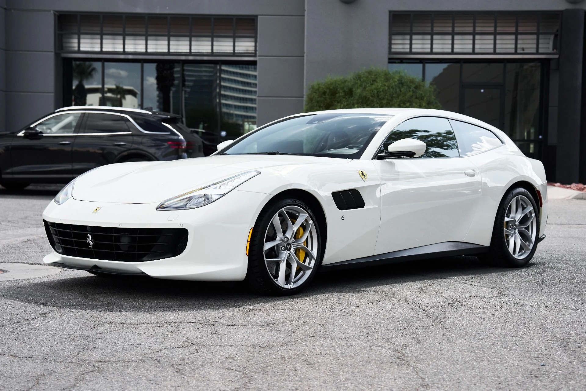 mph004_1212347661_Used_2019_Ferrari_GTC_4_Lusso_T_1758850835_068ee6375f