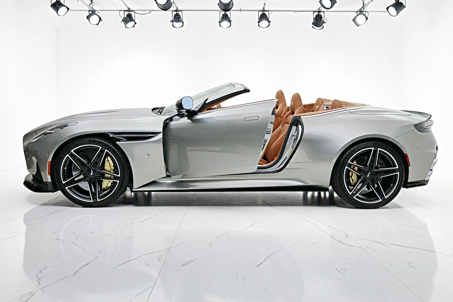 mph004_1229310417_New_2026_Aston_Martin_DB_12_S_Volante_a1f98105c2
