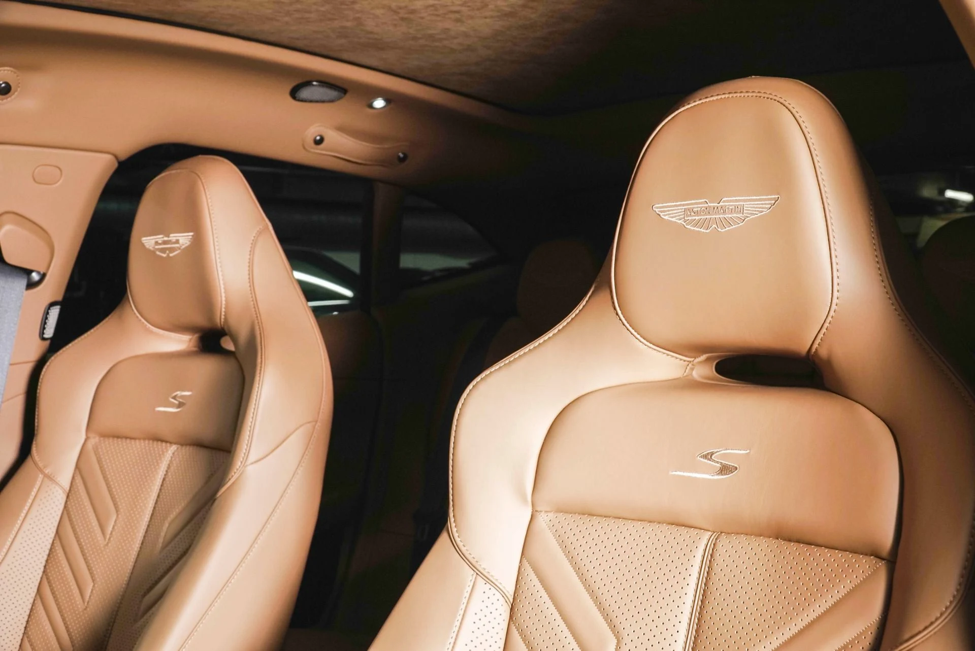 mph004_1233528581_New_2026_Aston_Martin_DBX_S_1790626879_8f8952d042