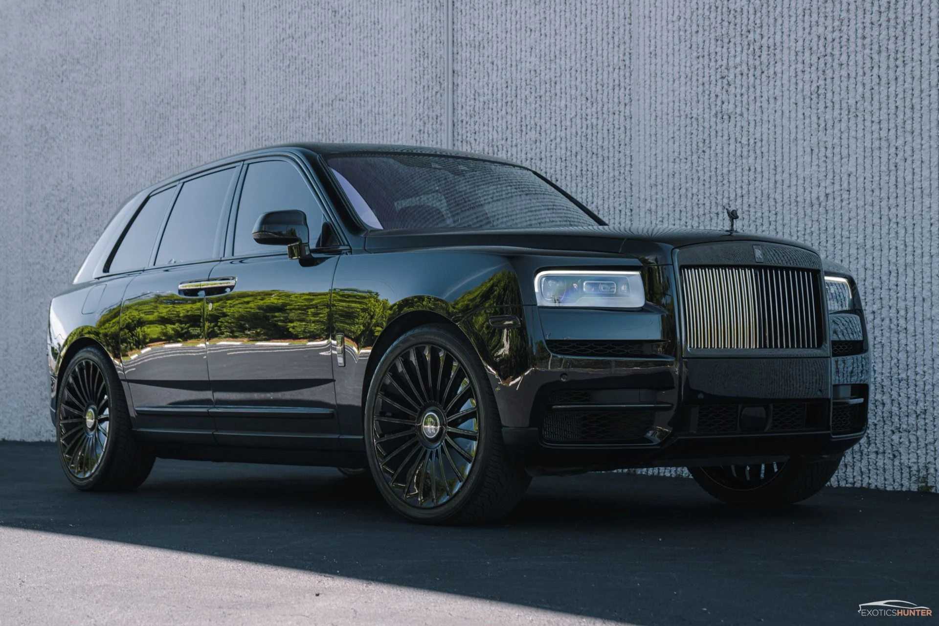 mph004_1237774930_Used_2020_Rolls_Royce_Black_Badge_Cullinan_w_Starlight_Rear_Picnic_Seating_on_Forged_Wheels_1756241071_73d6947315