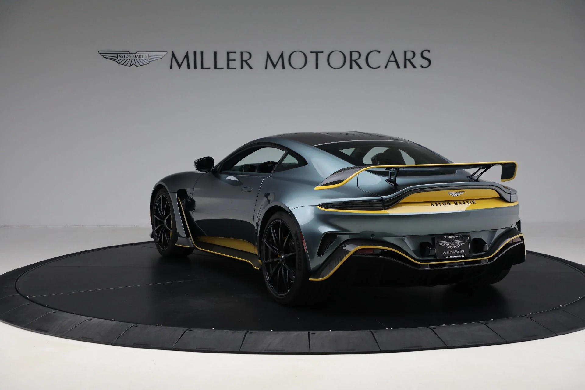mph004_1237825502_Used_2023_Aston_Martin_Vantage_V12_e8606591b5