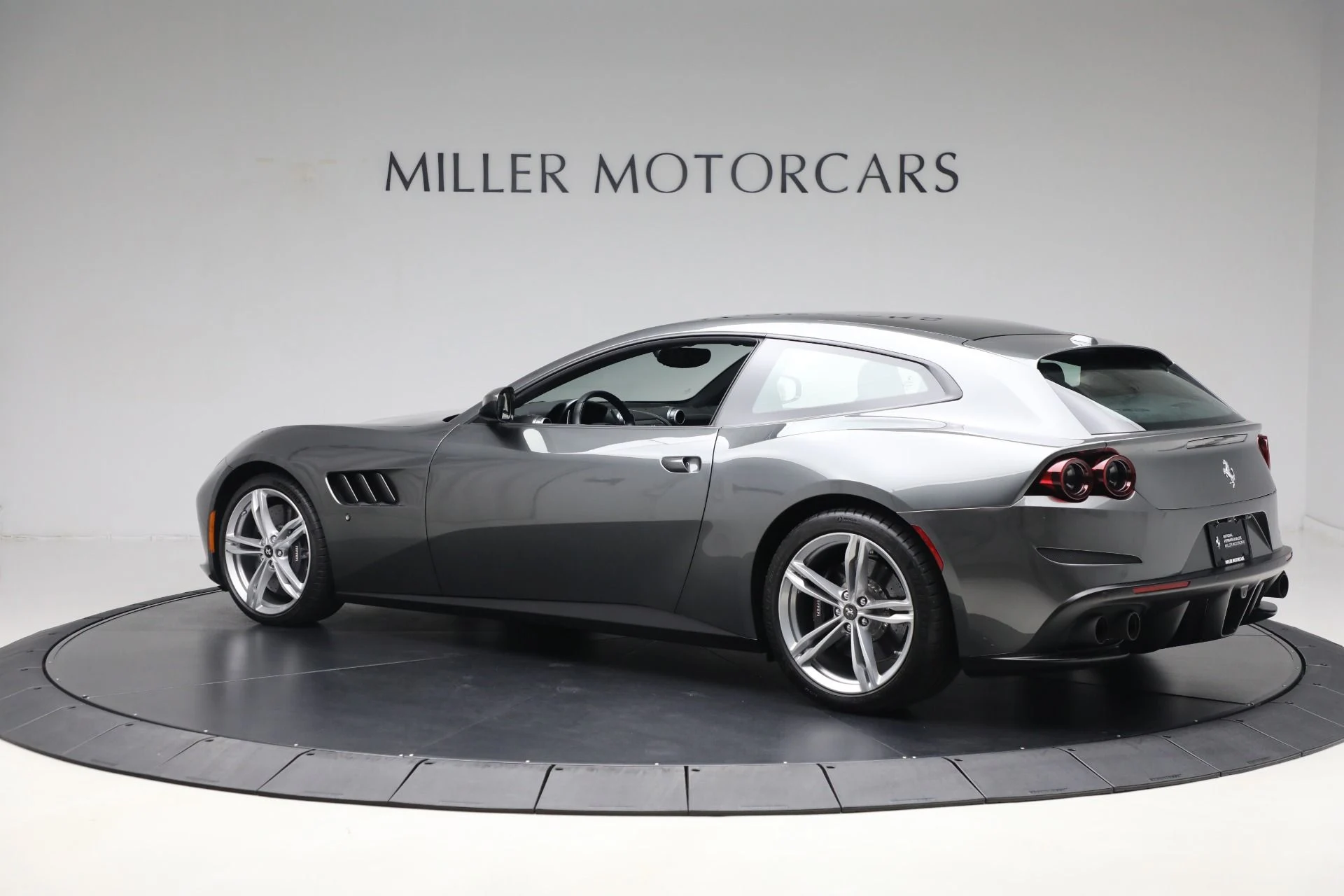 mph004_1384302082_Used_2019_Ferrari_GTC_4_Lusso_1731632886_ab2adfce55