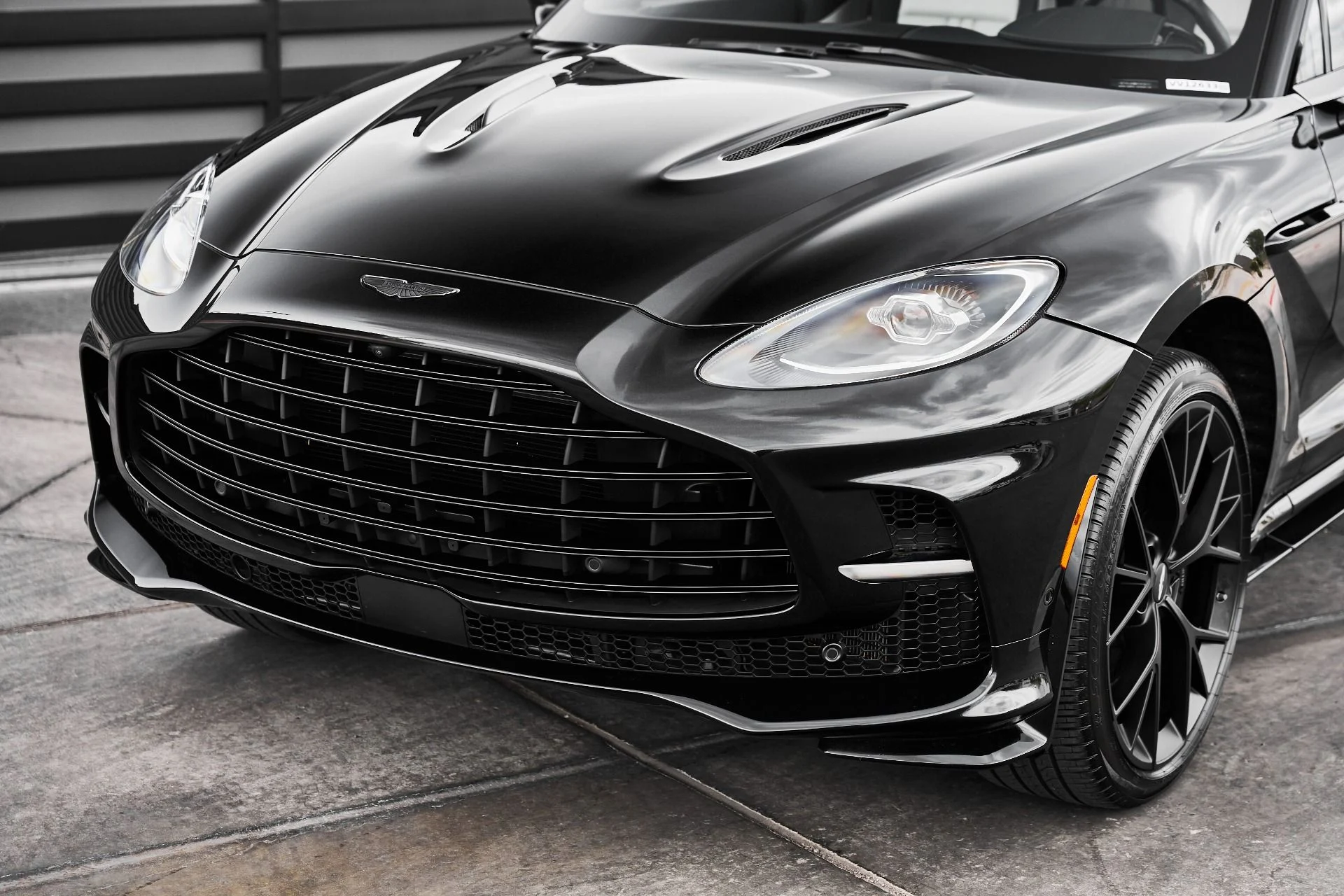 mph004_1398825451_Used_2025_Aston_Martin_DBX_707_1775007931_da6d206650