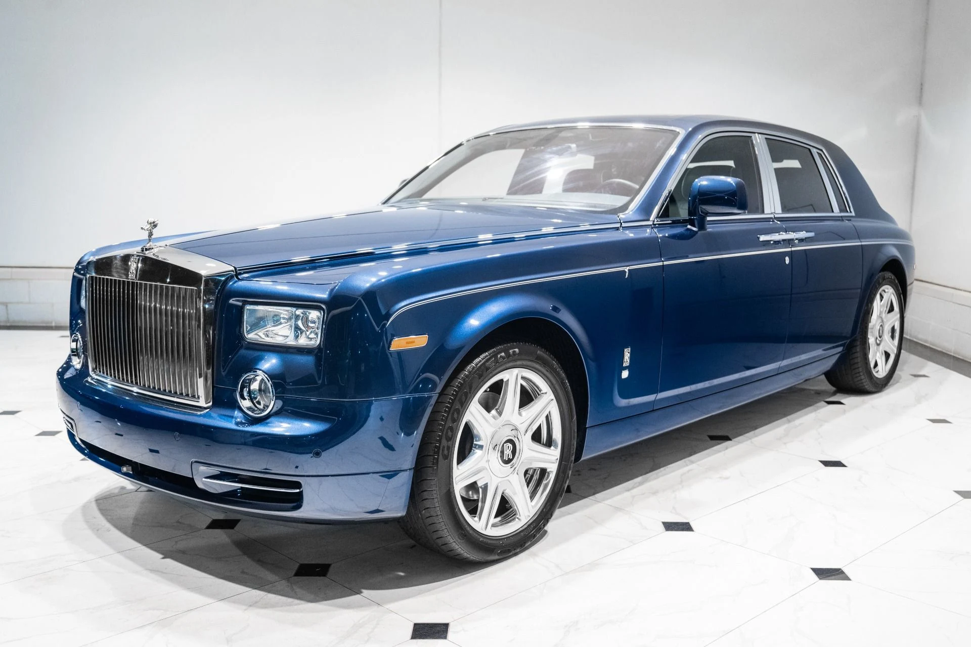 mph004_1423755613_Used_2011_Rolls_Royce_Phantom_1782236449_c19061a225