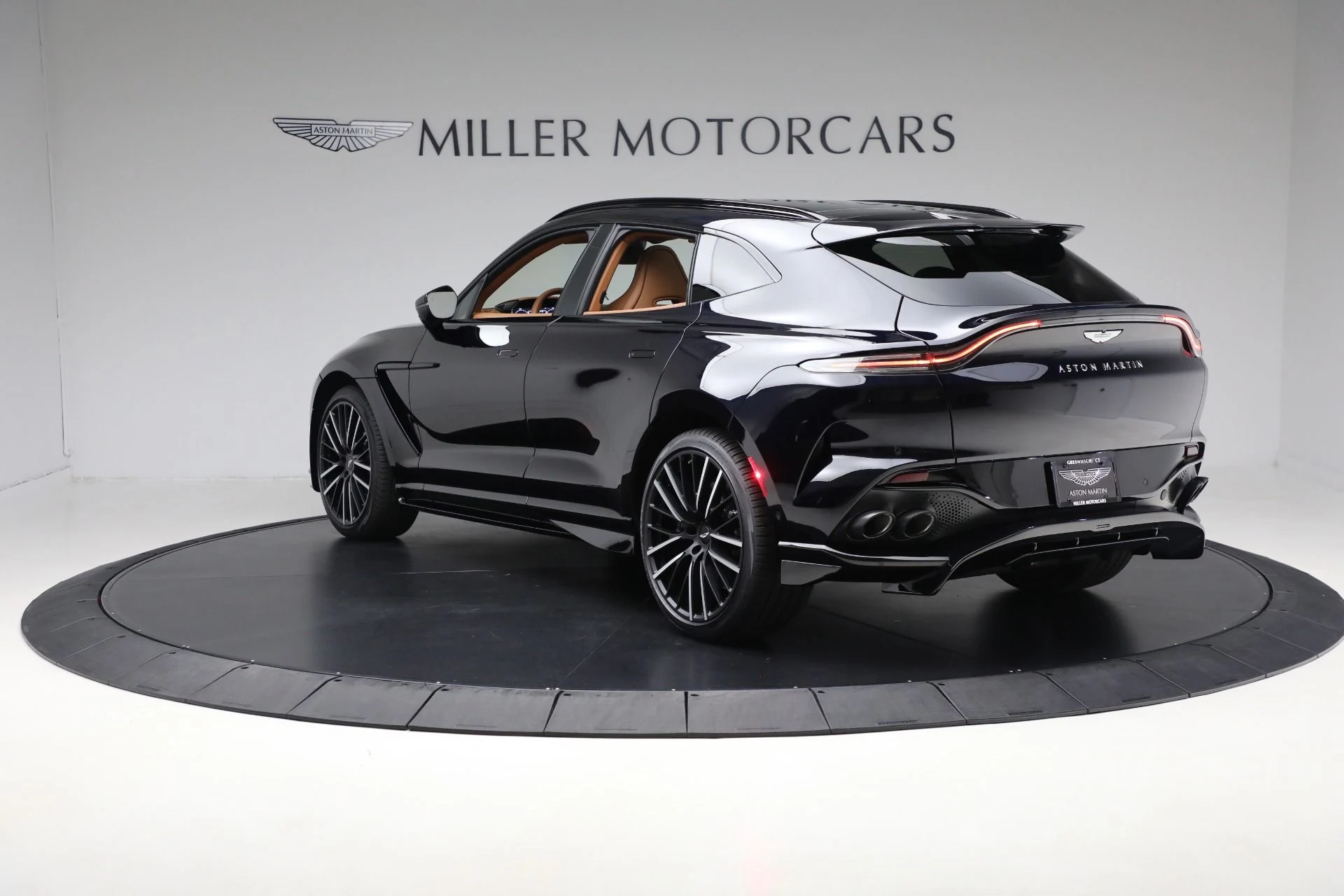 mph004_14392064_New_2025_Aston_Martin_DBX_707_09ba0d9e36