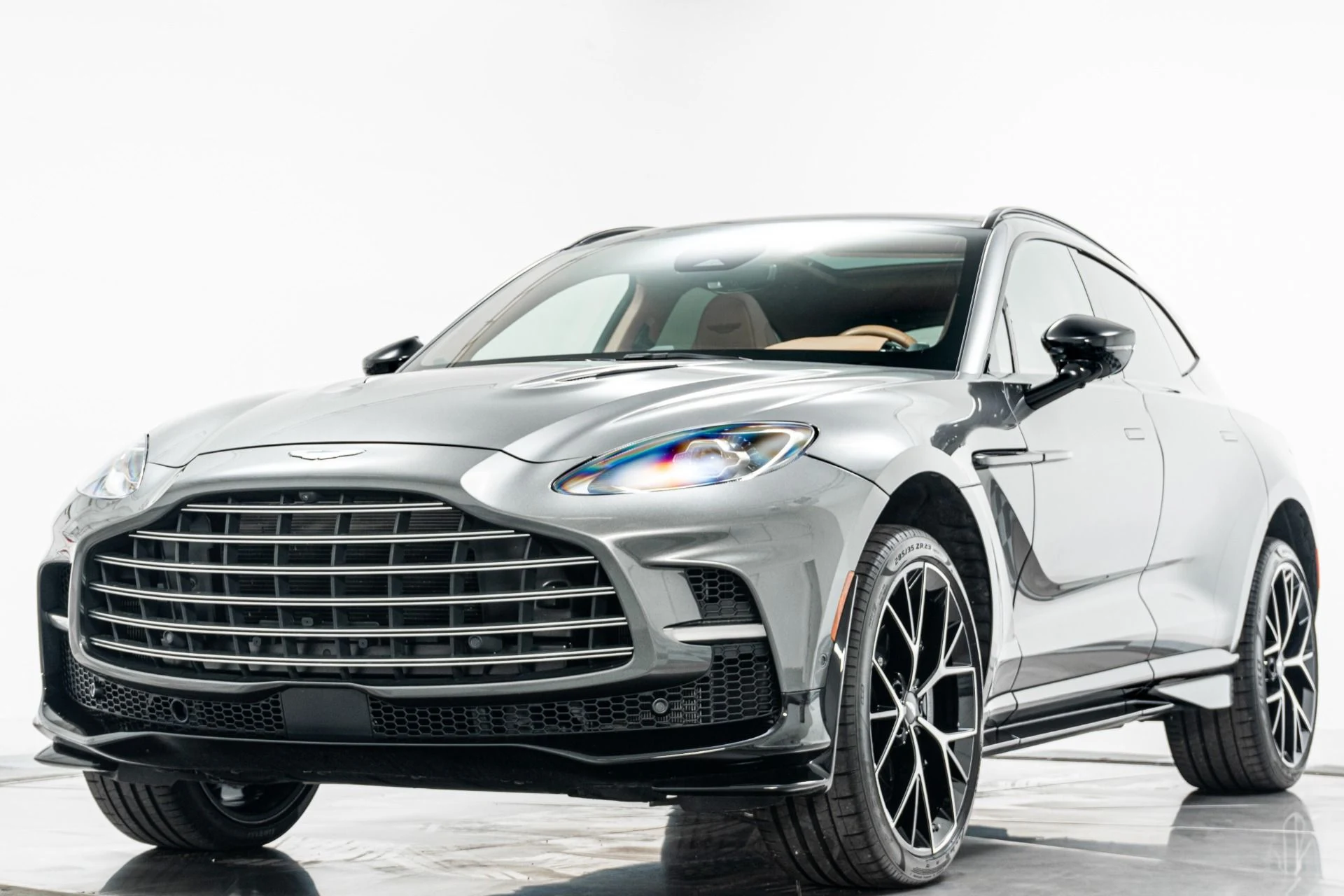 mph004_1466101761_Used_2025_Aston_Martin_DBX_707_1780350121_3c14dbae6b
