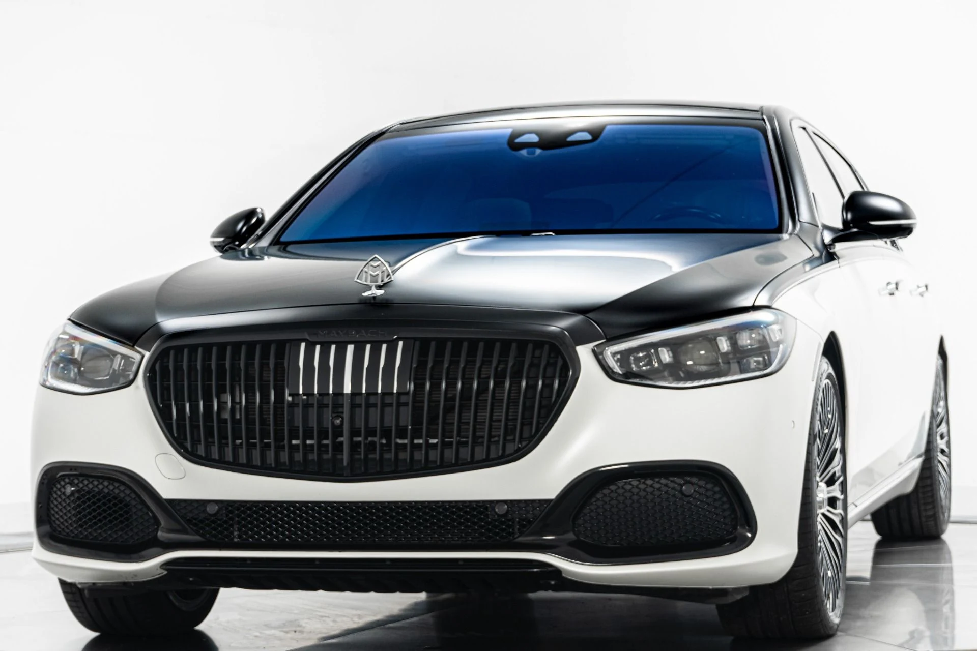 mph004_1471342341_Used_2021_Mercedes_Benz_Maybach_S_580_4_MATIC_Factory_Two_Tone_paint_Executive_Rear_Seat_Package_Bottle_Chiller_1776288092_ed9703f2d8