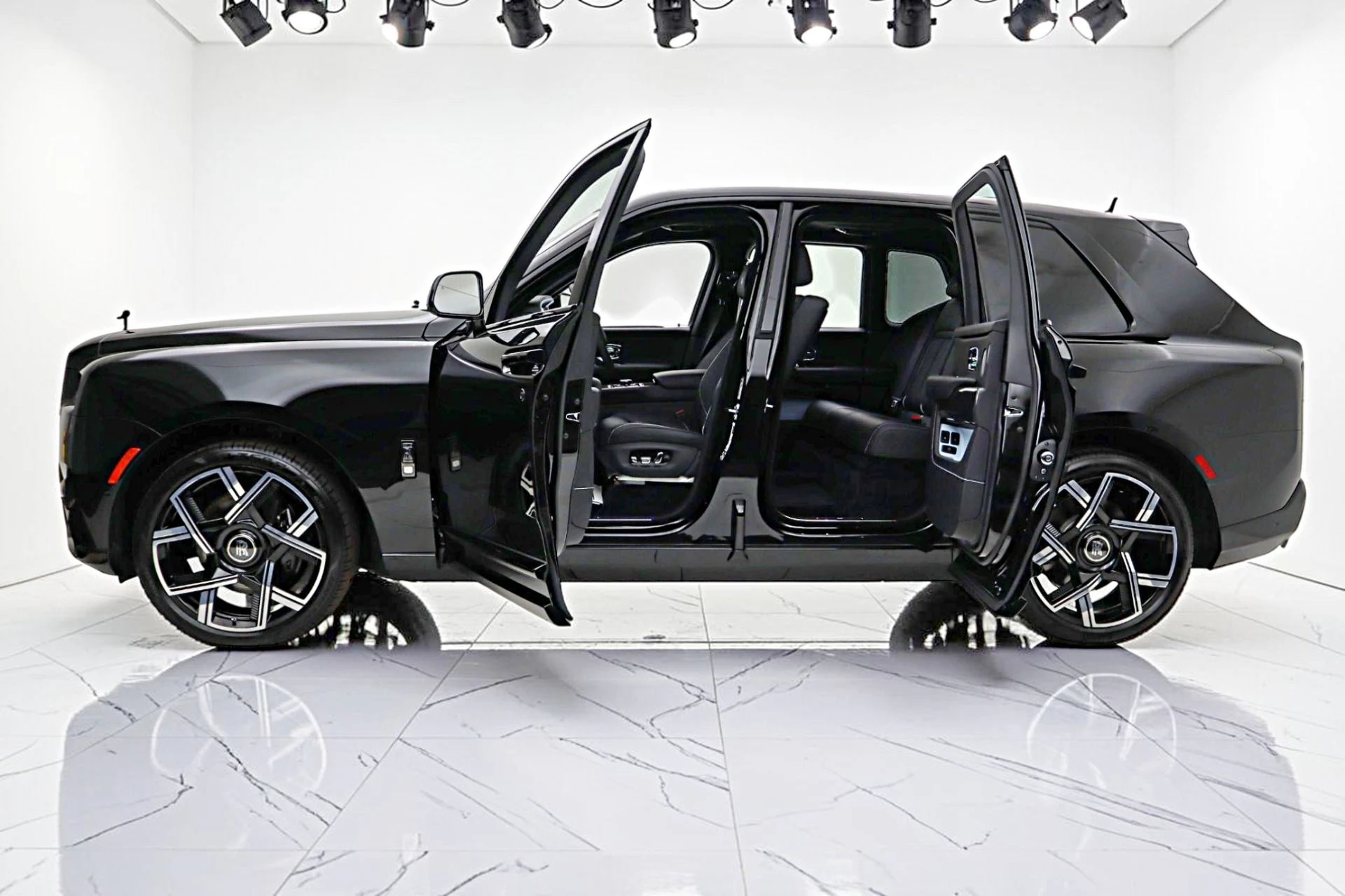 mph004_1523590288_New_2027_Rolls_Royce_Black_Badge_Cullinan_cc4db3dc80