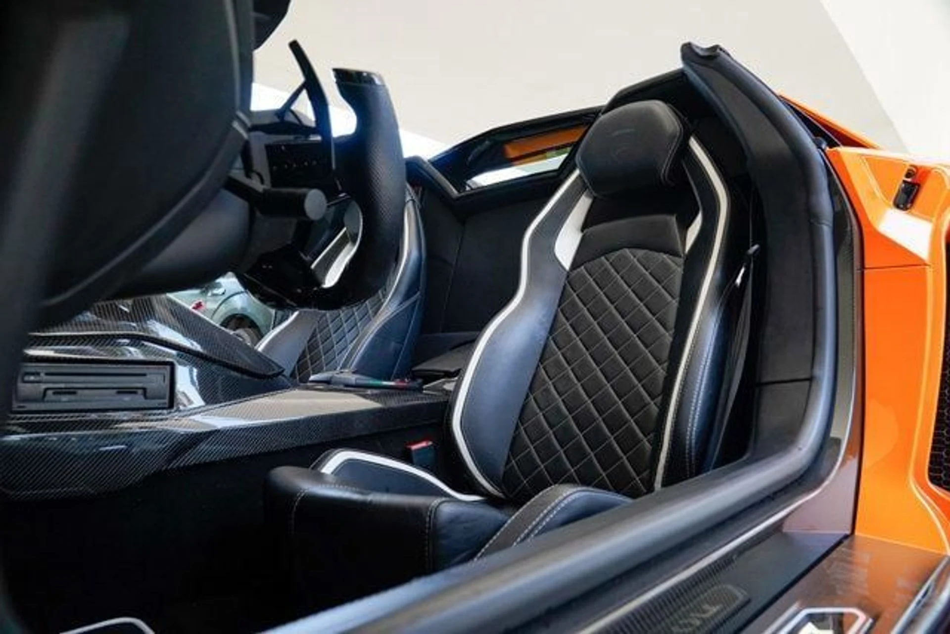 mph004_155949765_used_2018_lamborghini_aventador_sroadster_14354_22897283_5_640_1fb35a4856