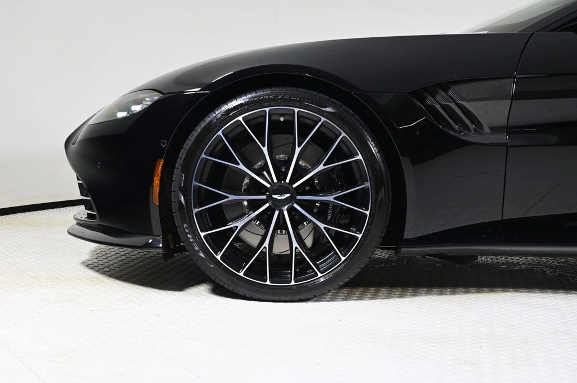 mph004_1564980520_used_2023_aston_martin_vantage_roadster_11350_22920347_4_1024_75c42a5048