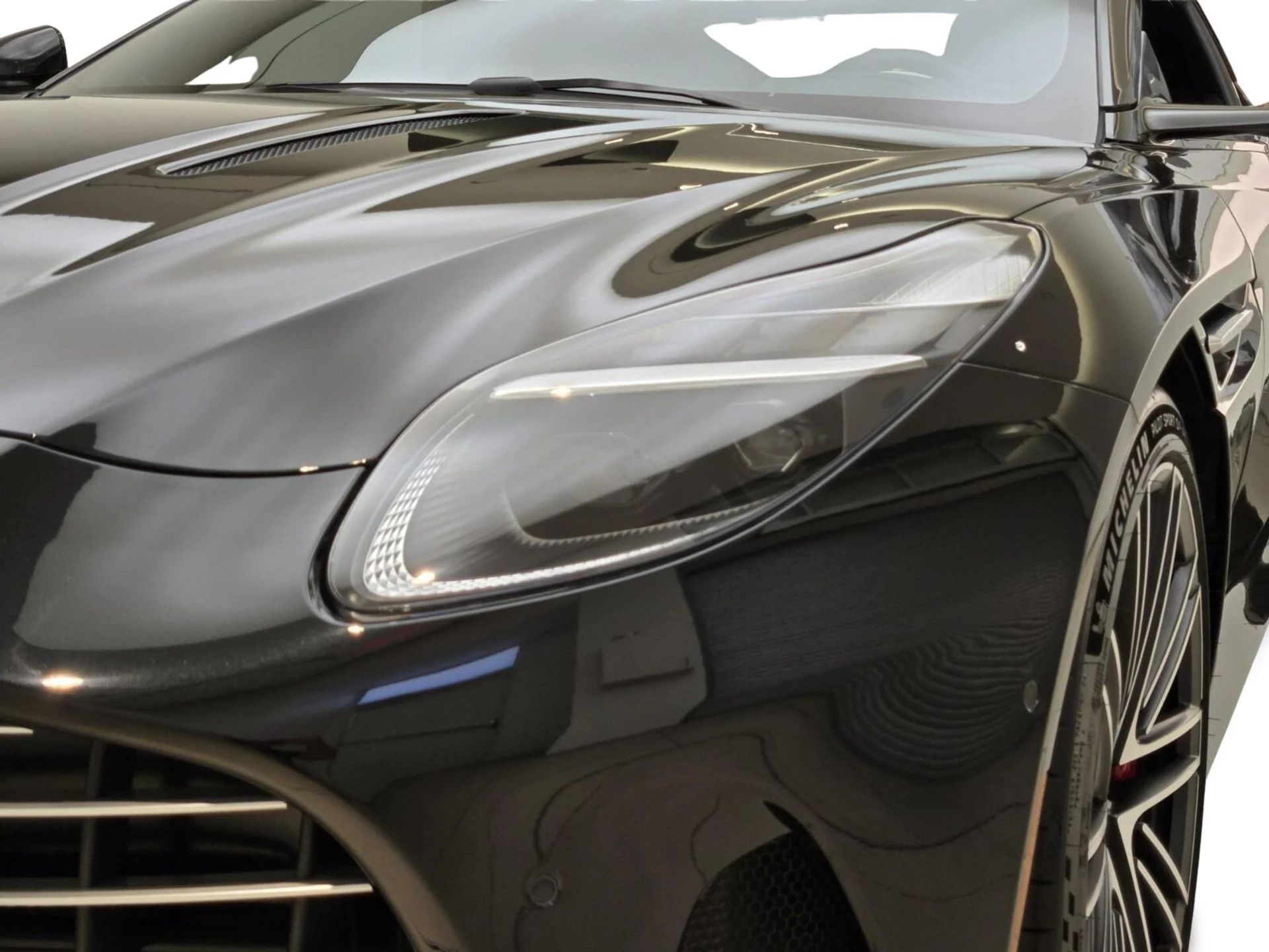 mph004_157476840_Used_2024_Aston_Martin_DB_12_1753163954_8008053c08