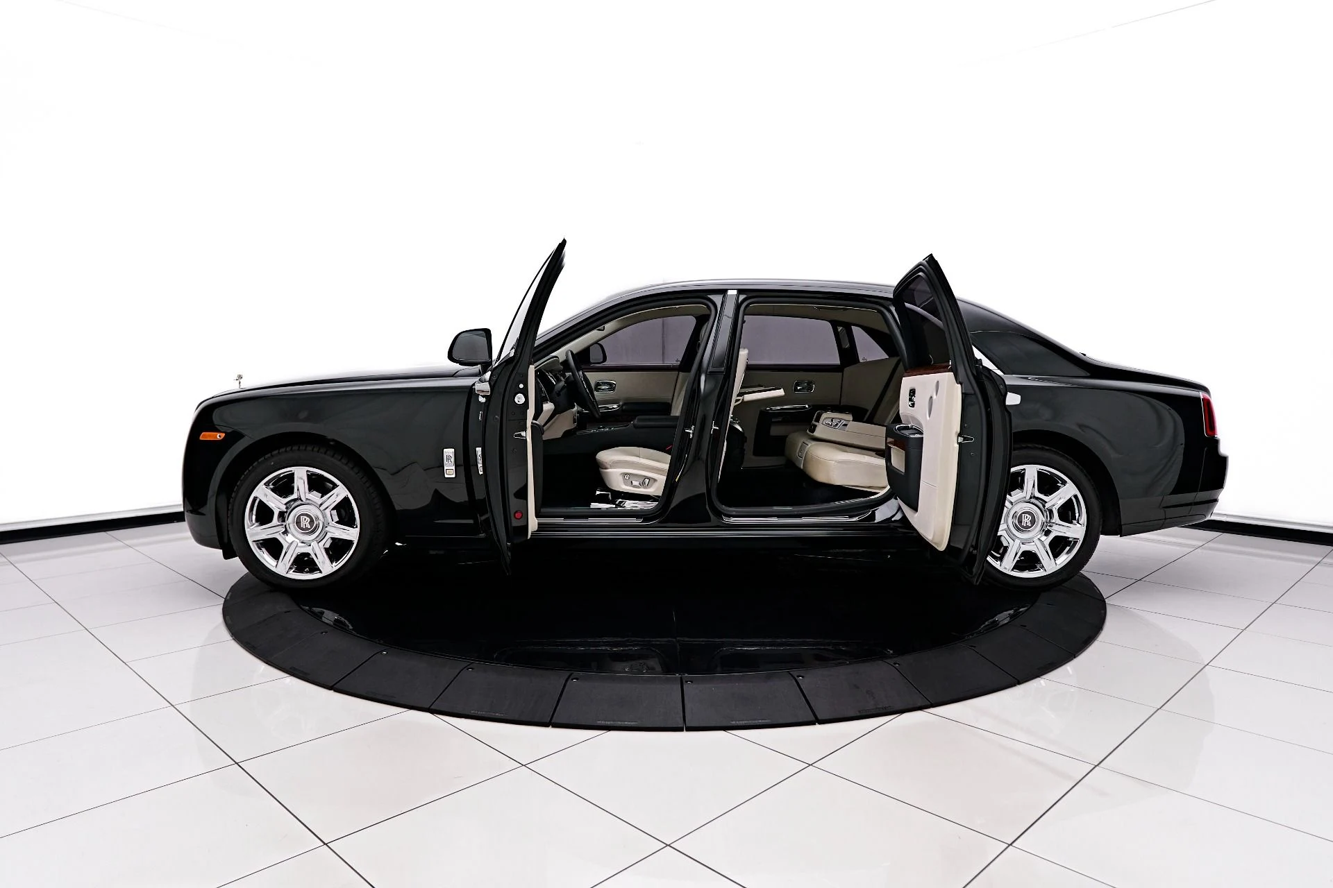 mph004_1617646559_Used_2012_Rolls_Royce_Ghost_Base_1690494640_401d21aa60