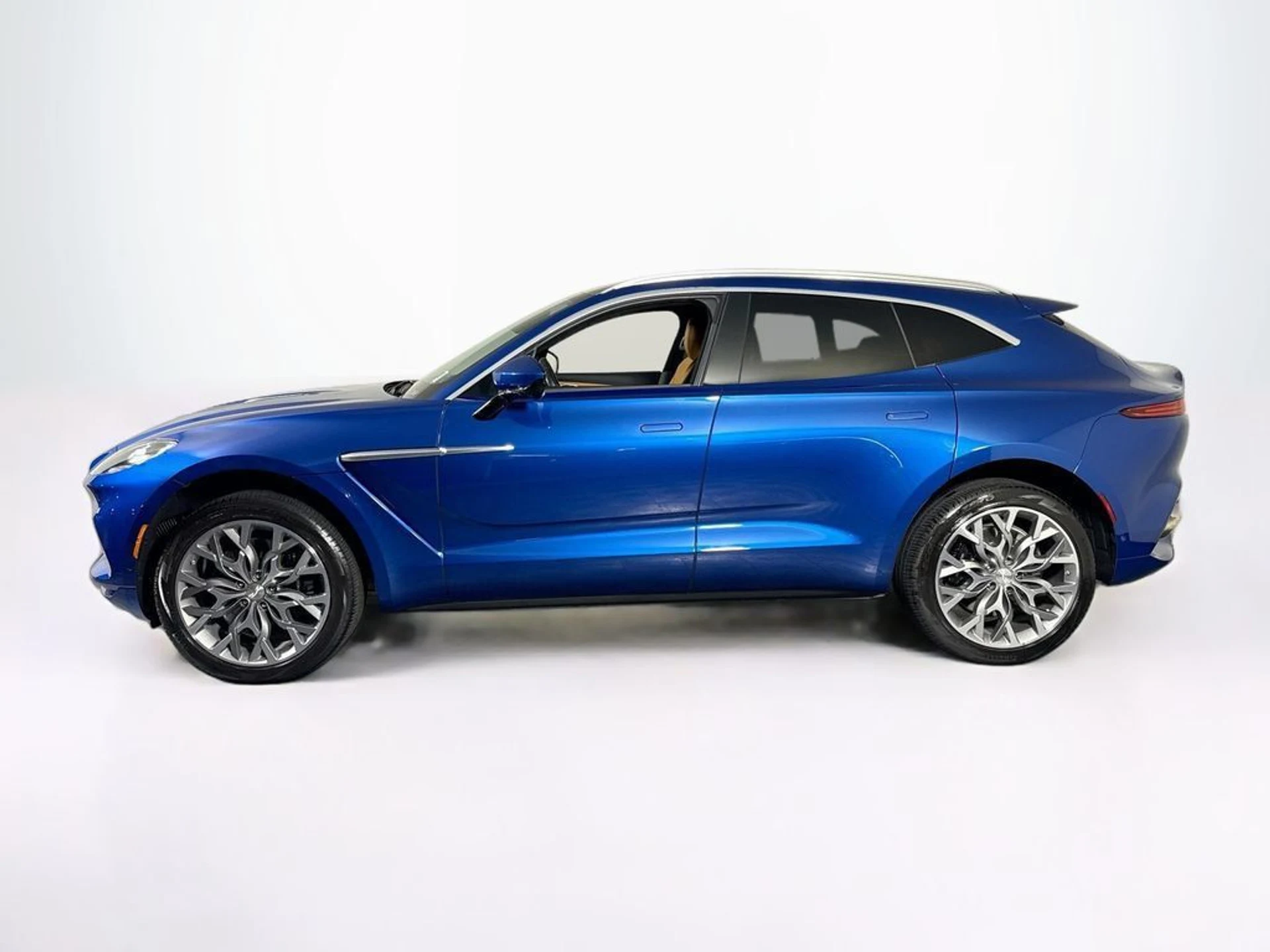 mph004_1657838560_used_2023_aston_martin_dbx_550_11350_23049541_5_1024_023e59decc