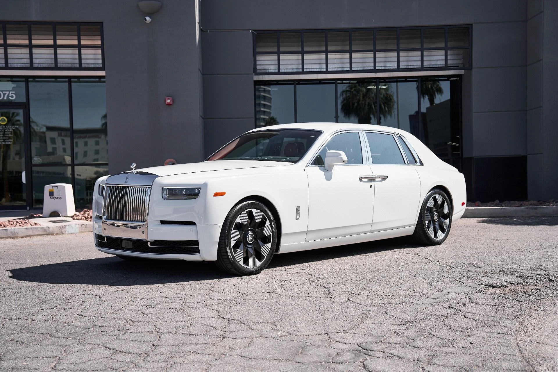 mph004_1660935391_Used_2025_Rolls_Royce_Phantom_Base_1758394085_0abd48d3b1