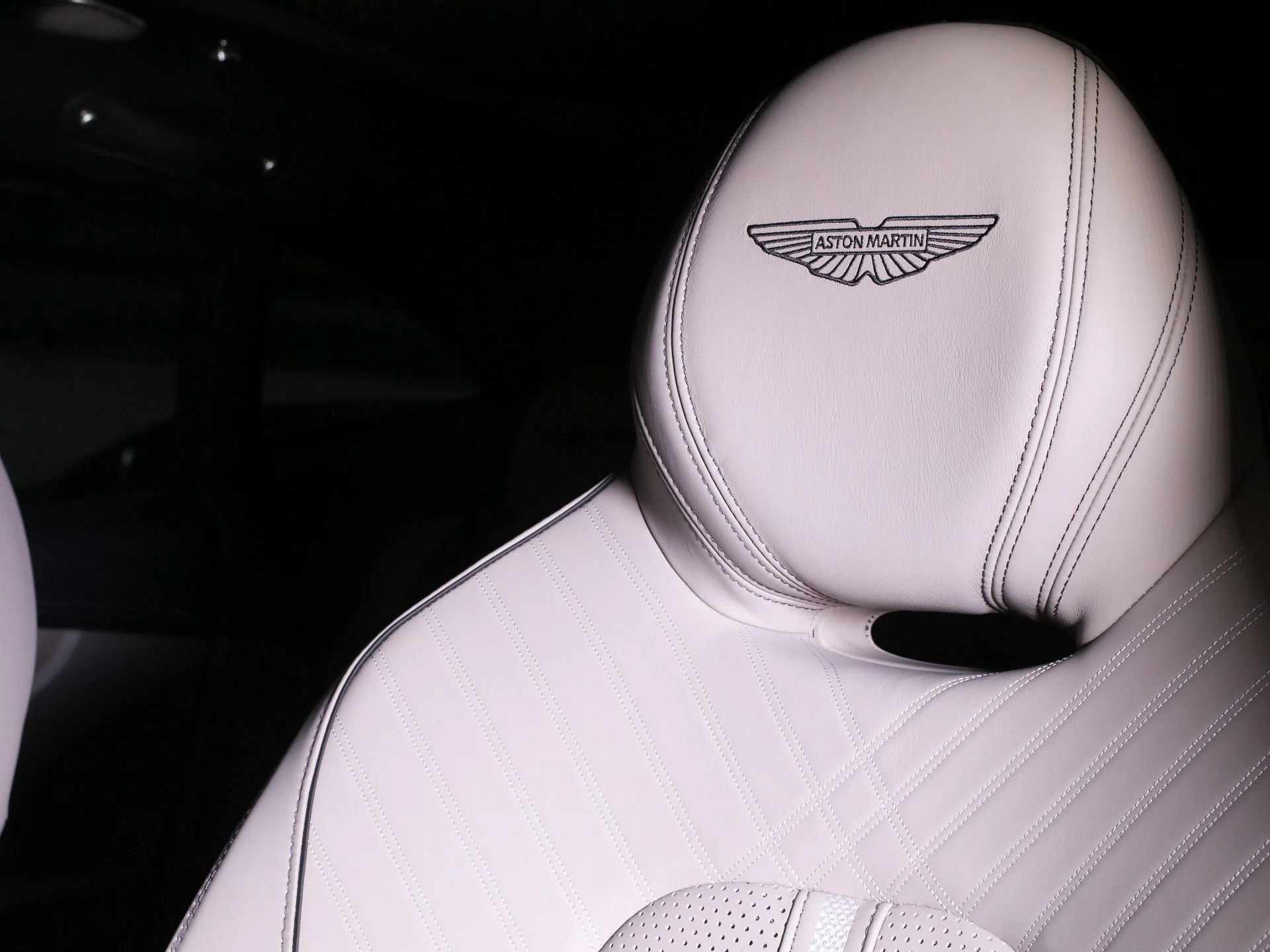 mph004_1682163062_New_2025_Aston_Martin_DBX_707_1758482586_6dc87e005d