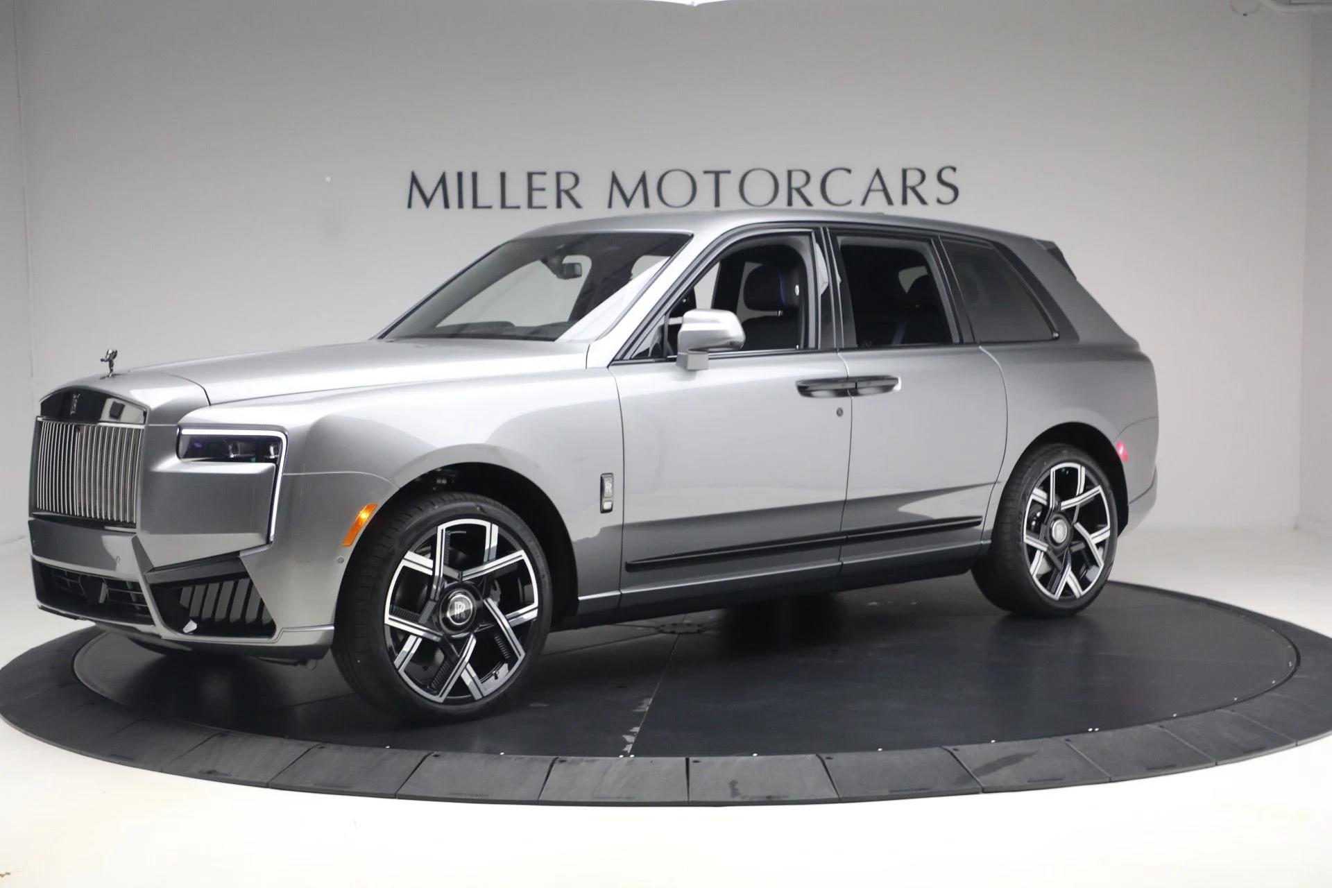 mph004_1693377122_New_2027_Rolls_Royce_Black_Badge_Cullinan_2f8b431007