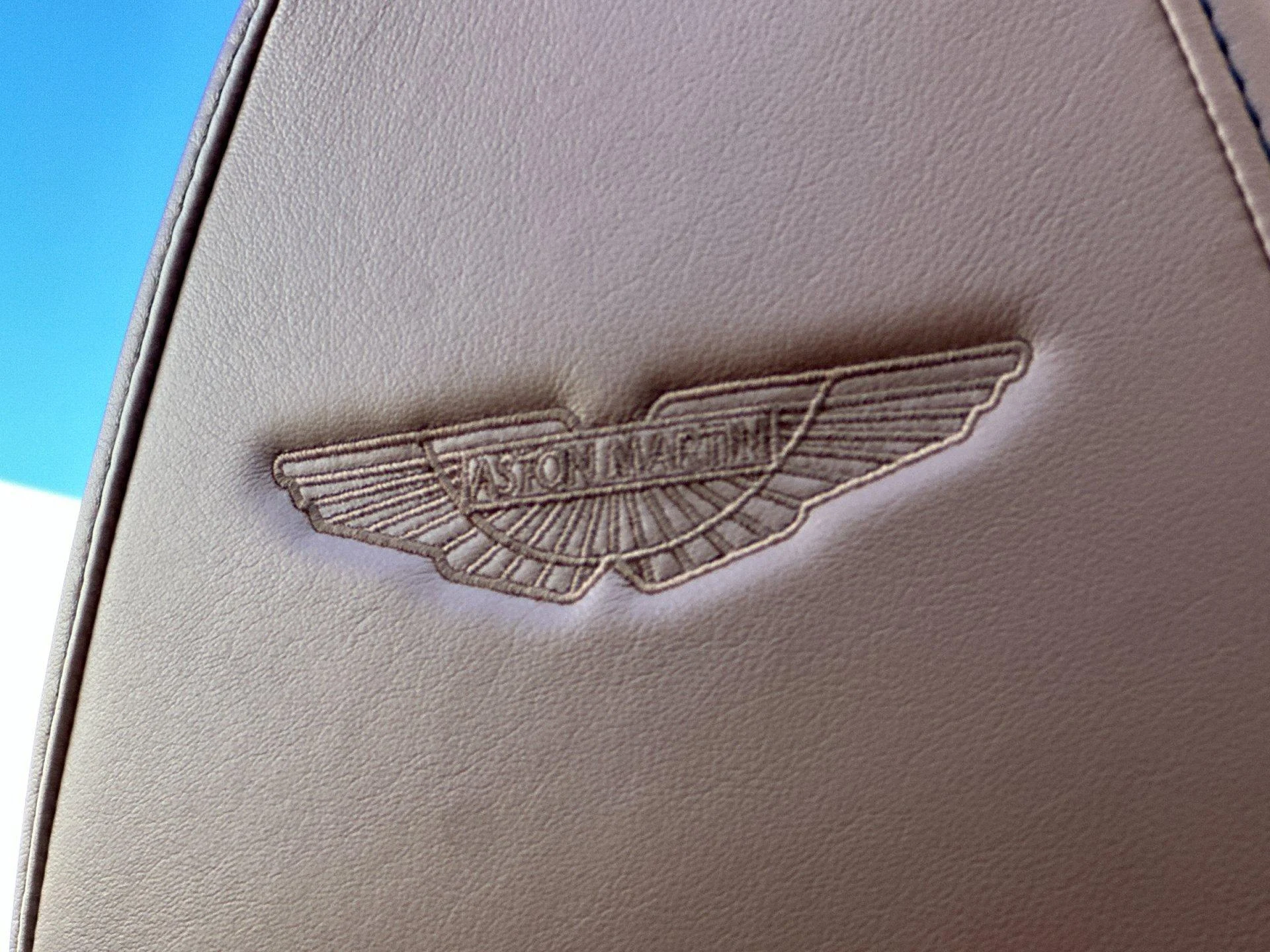 mph004_1696348383_Used_2019_Aston_Martin_DB_11_Volante_1790909266_16d60d9396