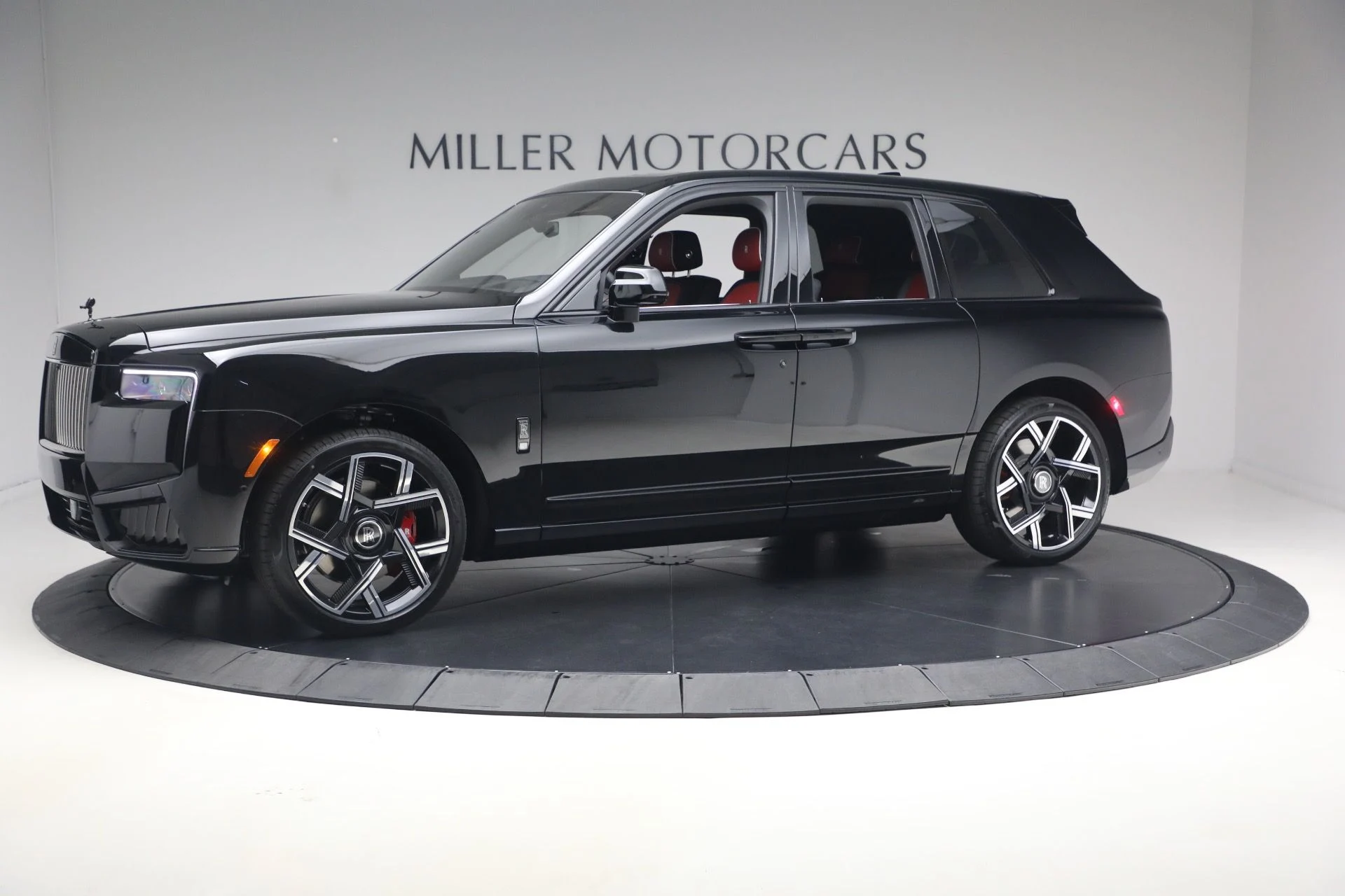 mph004_1746125361_New_2027_Rolls_Royce_Black_Badge_Cullinan_a315de7ba7