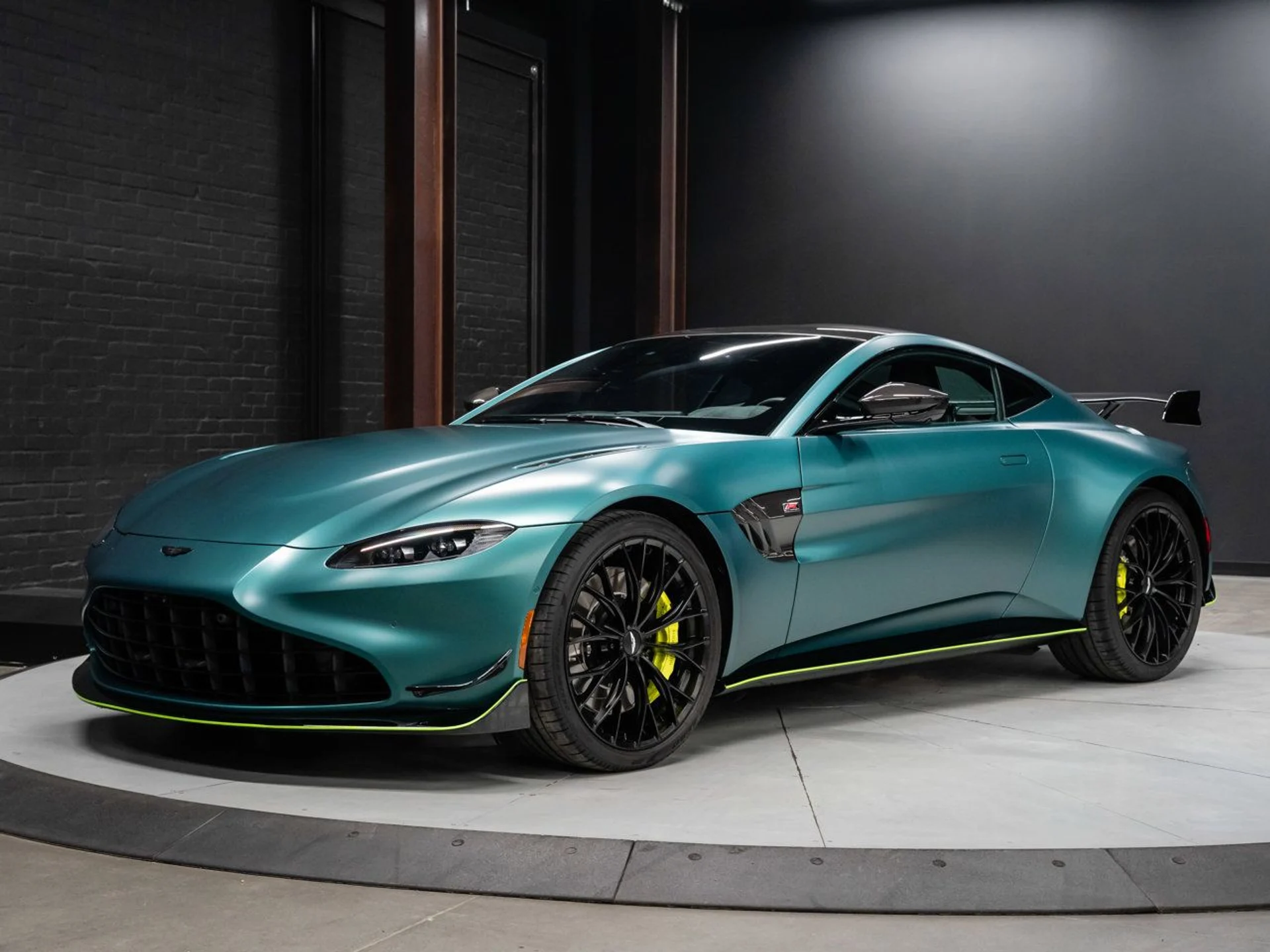 mph004_1762013300_aston_martin_vantage_2023_34328d5561