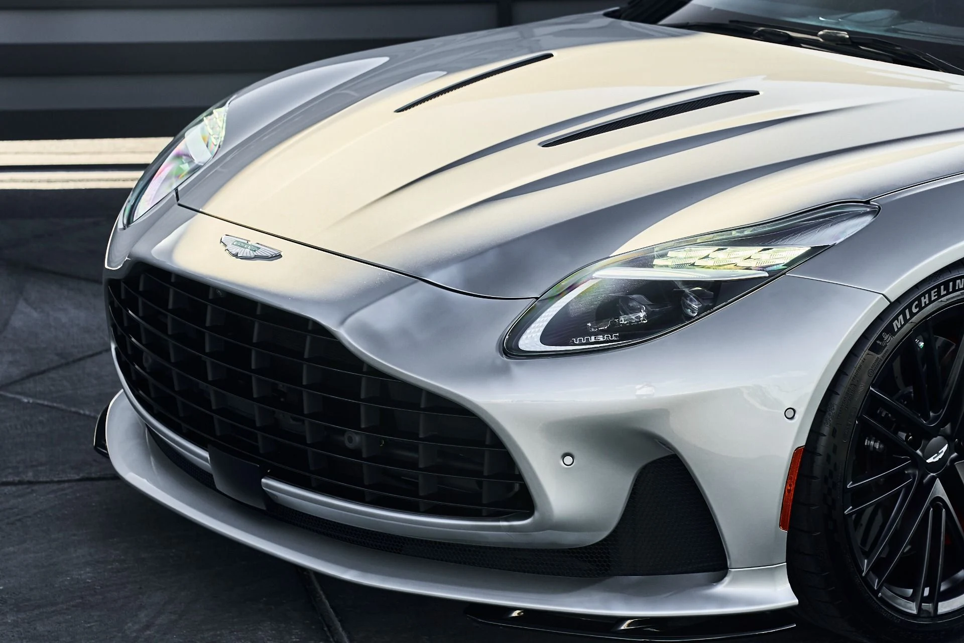 mph004_1762713750_Used_2024_Aston_Martin_DB_12_1789627694_f7eeee2359